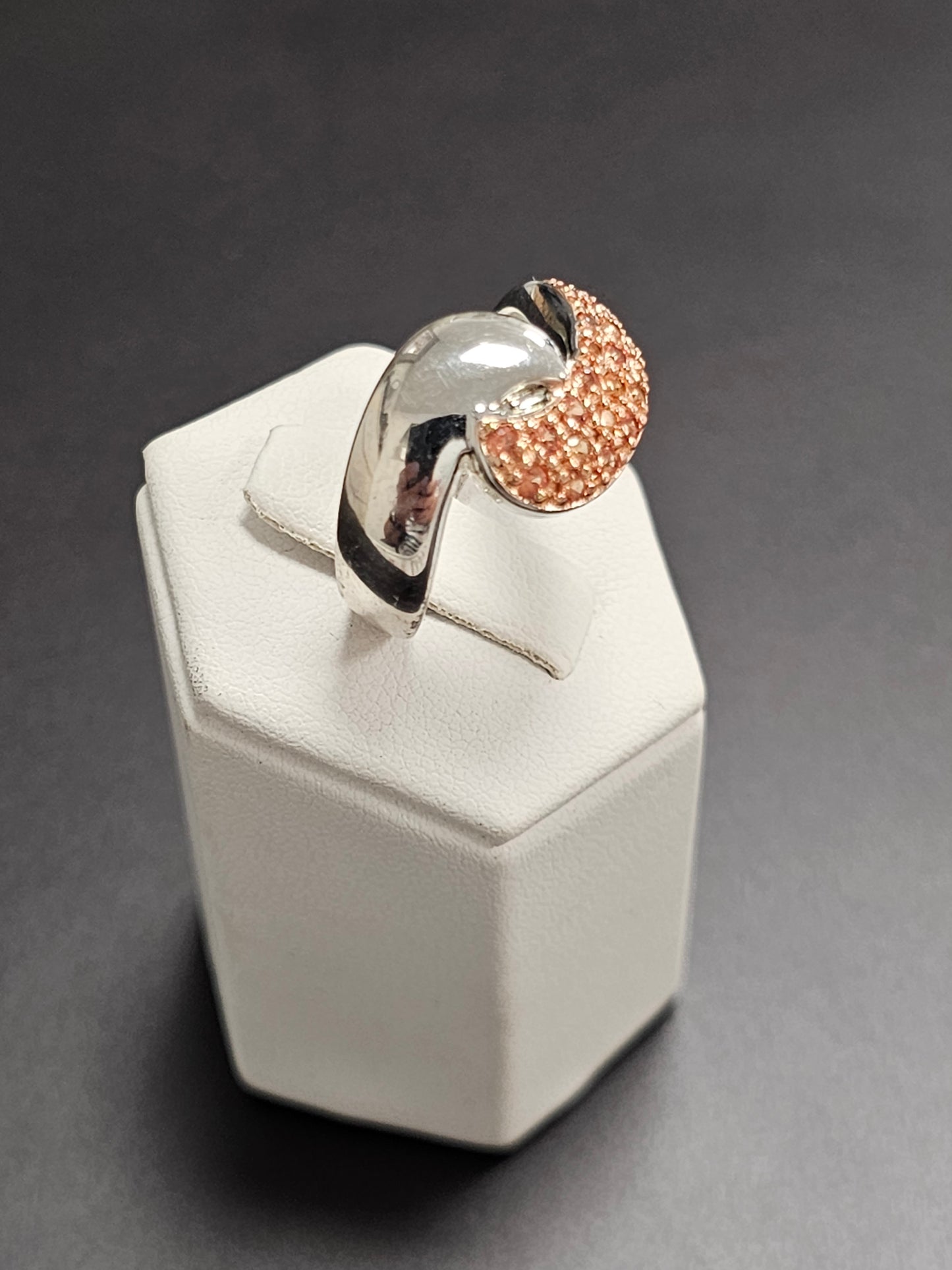 Schöner Ring aus 925er Silber mit orangefarbenen Steinen besetzt
