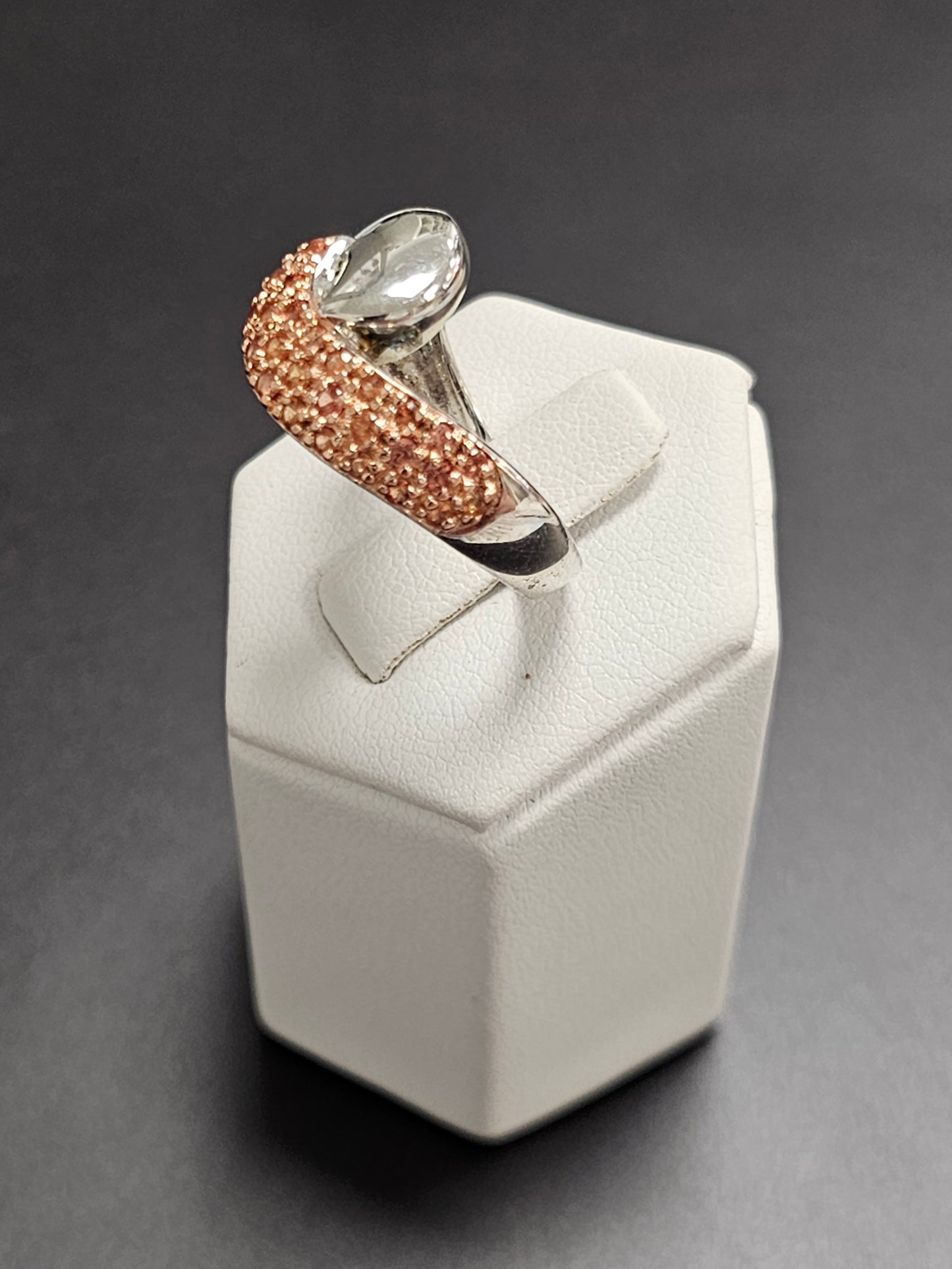 Schöner Ring aus 925er Silber mit orangefarbenen Steinen besetzt