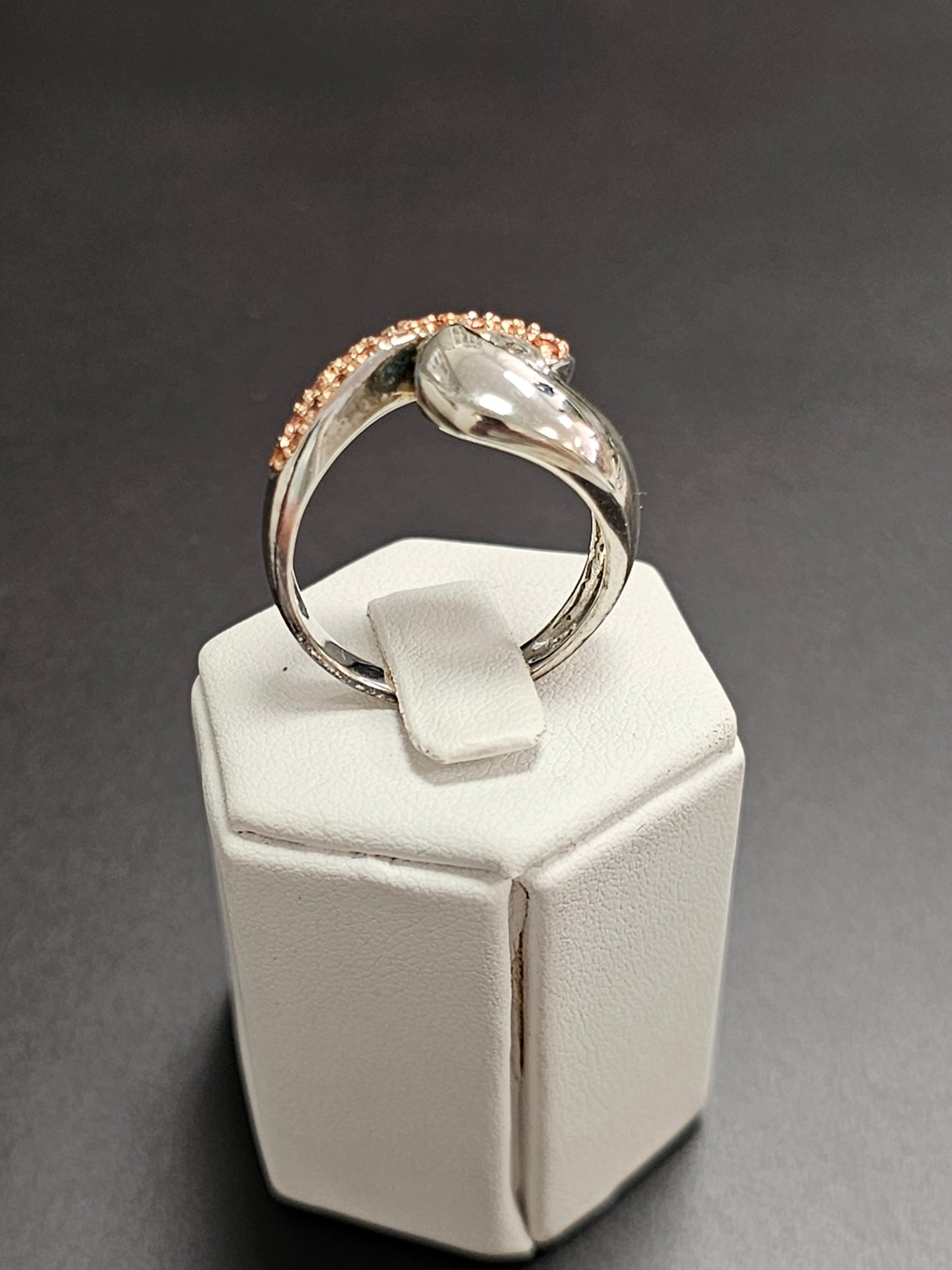 Schöner Ring aus 925er Silber mit orangefarbenen Steinen besetzt