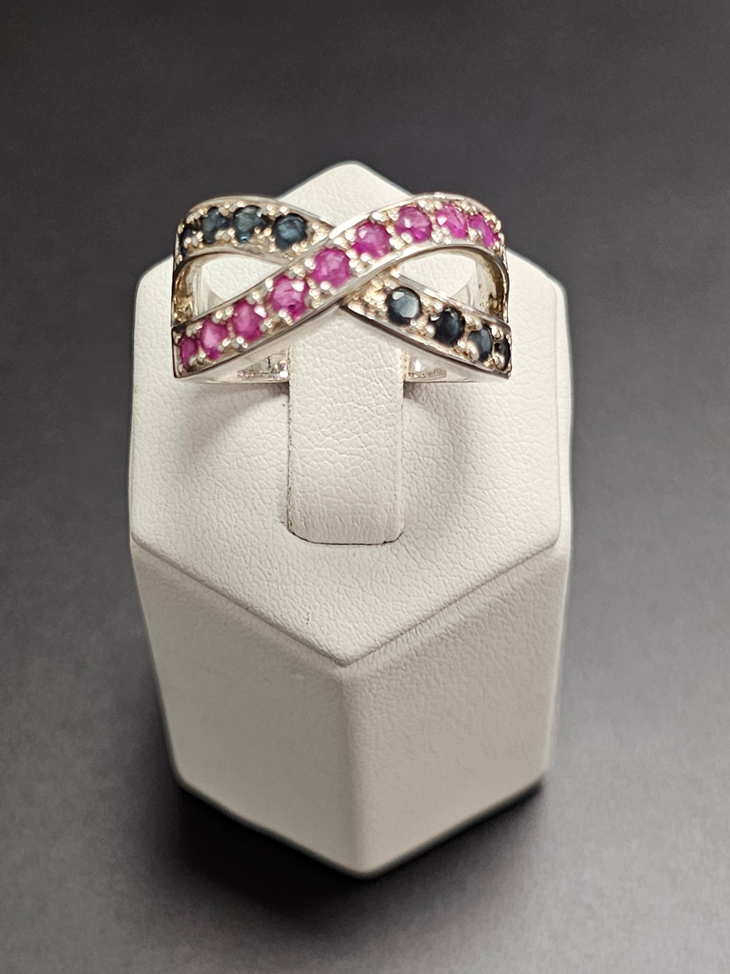 Schöner Ring aus 925er Silber mit dunkelblauen und pinken Steinen