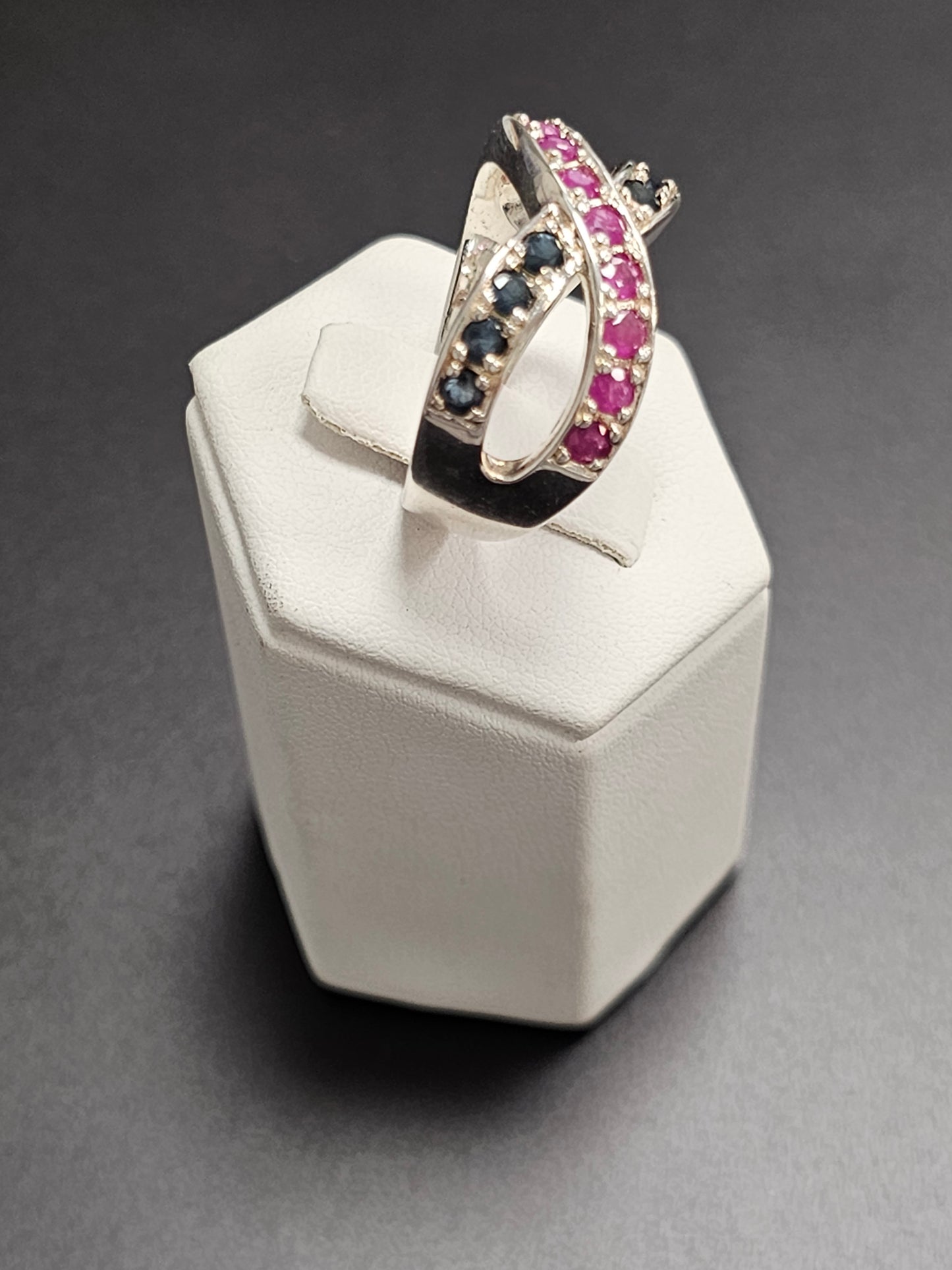 Schöner Ring aus 925er Silber mit dunkelblauen und pinken Steinen