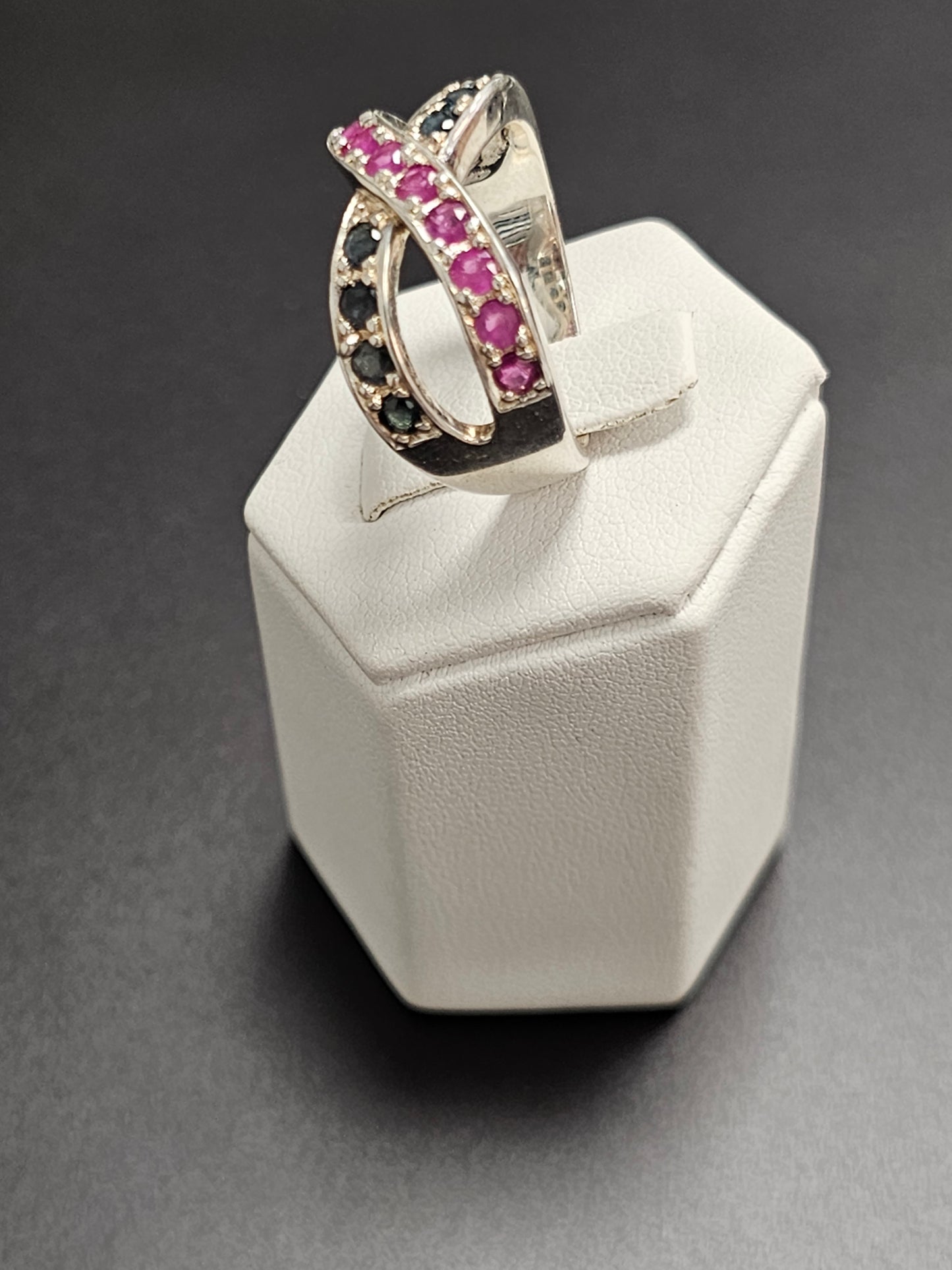Schöner Ring aus 925er Silber mit dunkelblauen und pinken Steinen