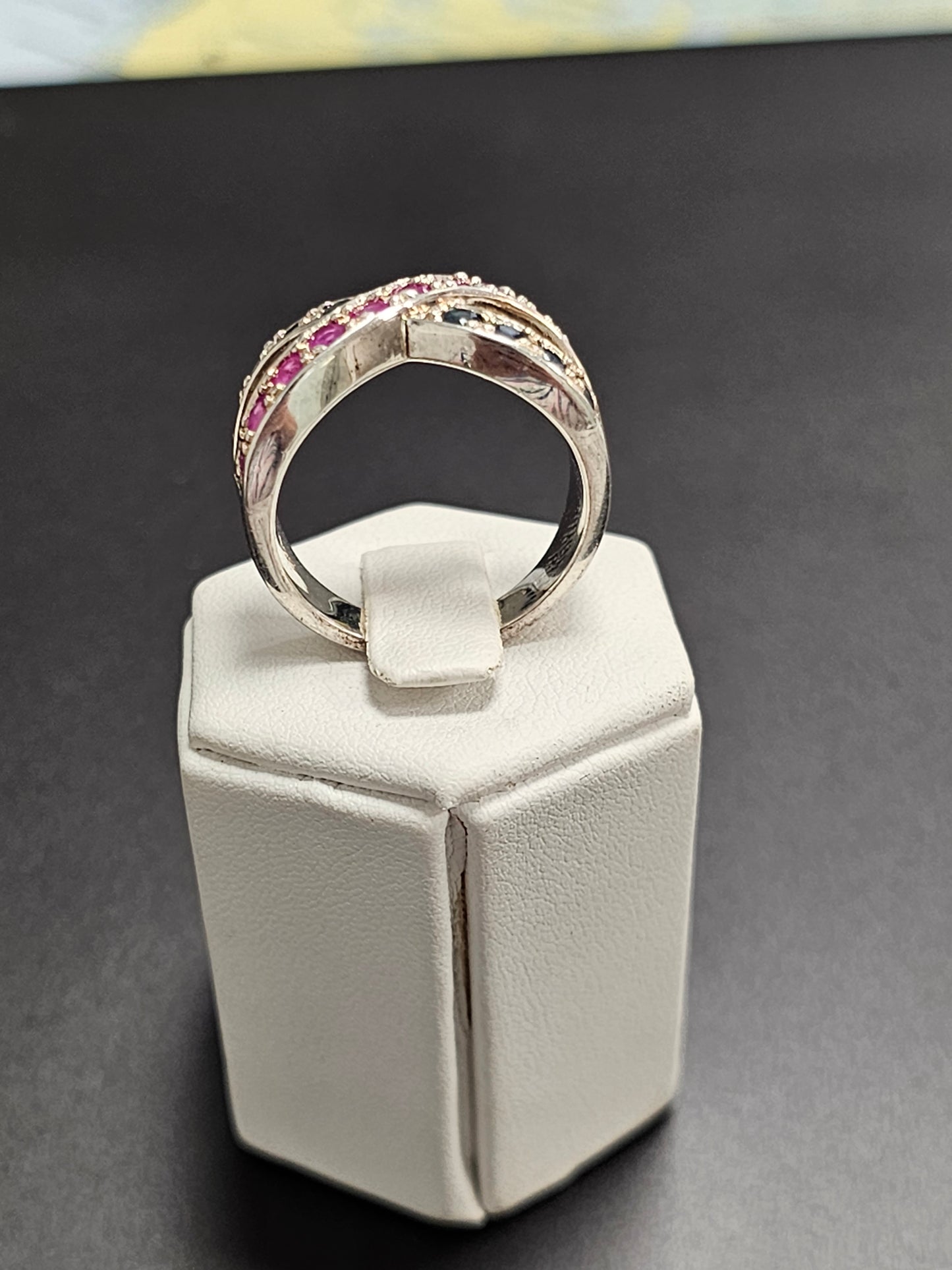 Schöner Ring aus 925er Silber mit dunkelblauen und pinken Steinen