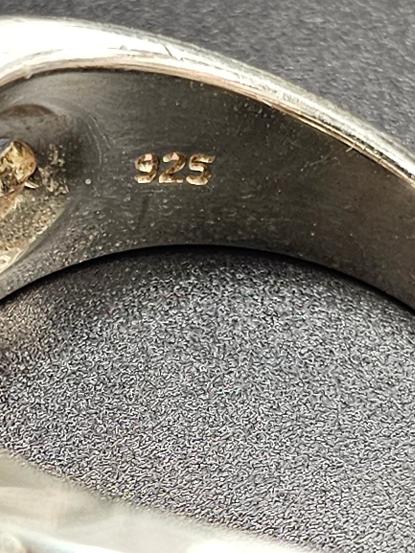 Schöner Ring aus 925er Silber mit dunkelblauen und pinken Steinen