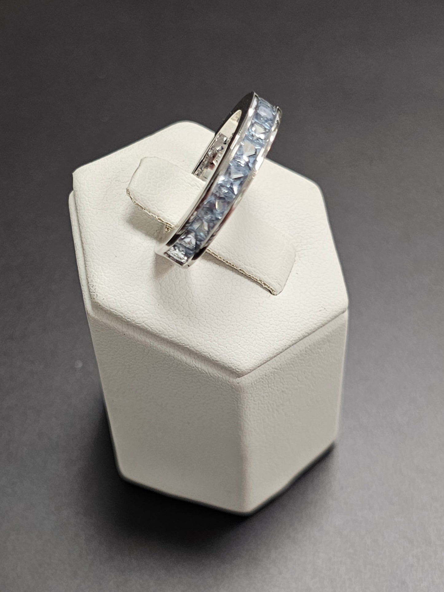 Schöner Ring aus 925er Silber mit hellblauen Steinen besetzt