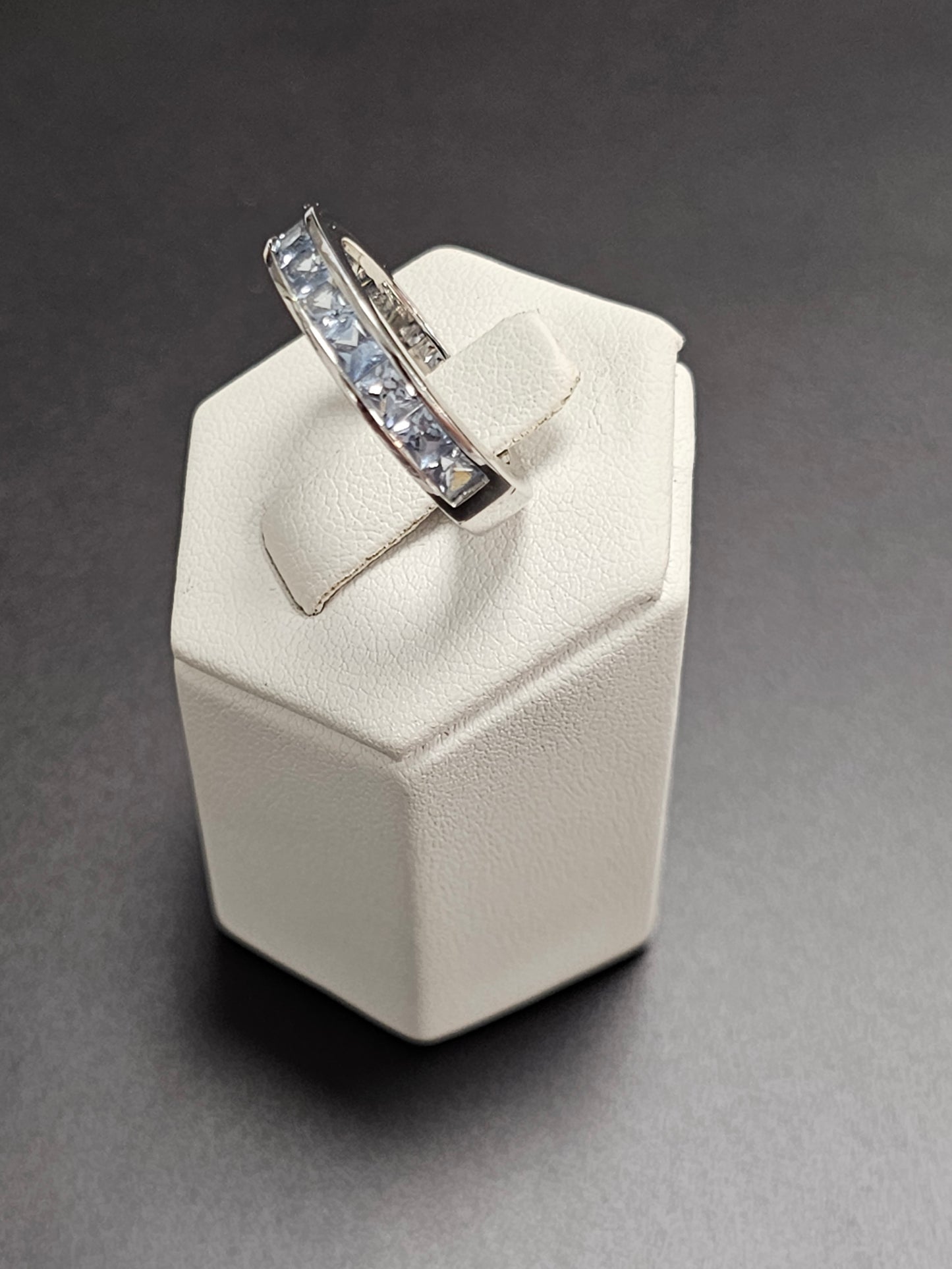 Schöner Ring aus 925er Silber mit hellblauen Steinen besetzt