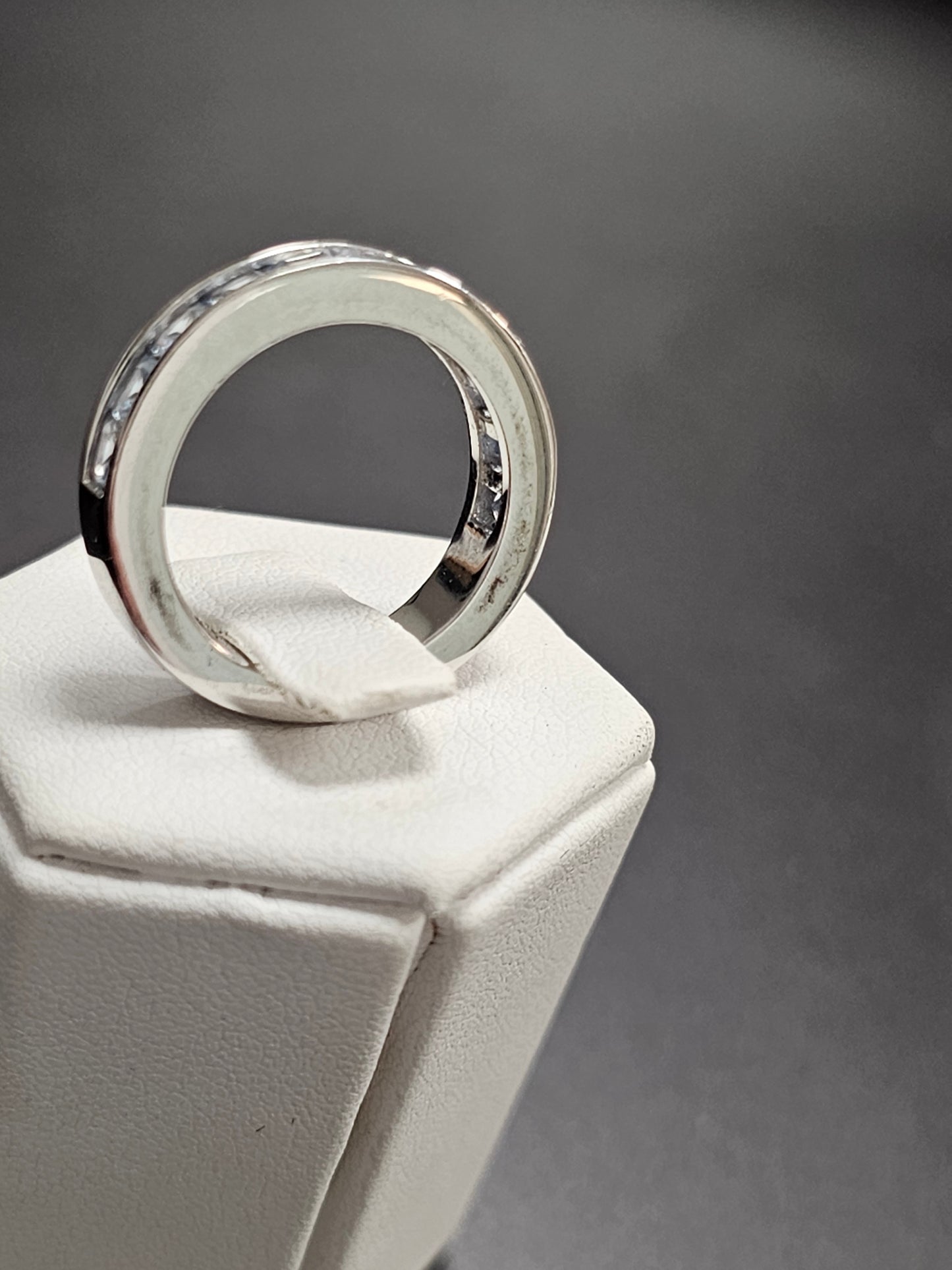 Schöner Ring aus 925er Silber mit hellblauen Steinen besetzt