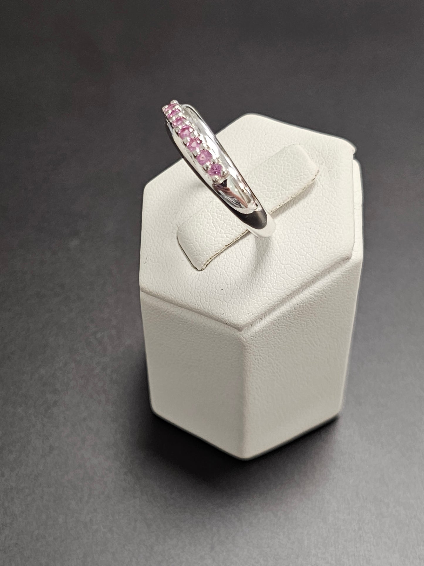 Schöner Ring aus 925er Silber mit hellrosa Steinen besetzt
