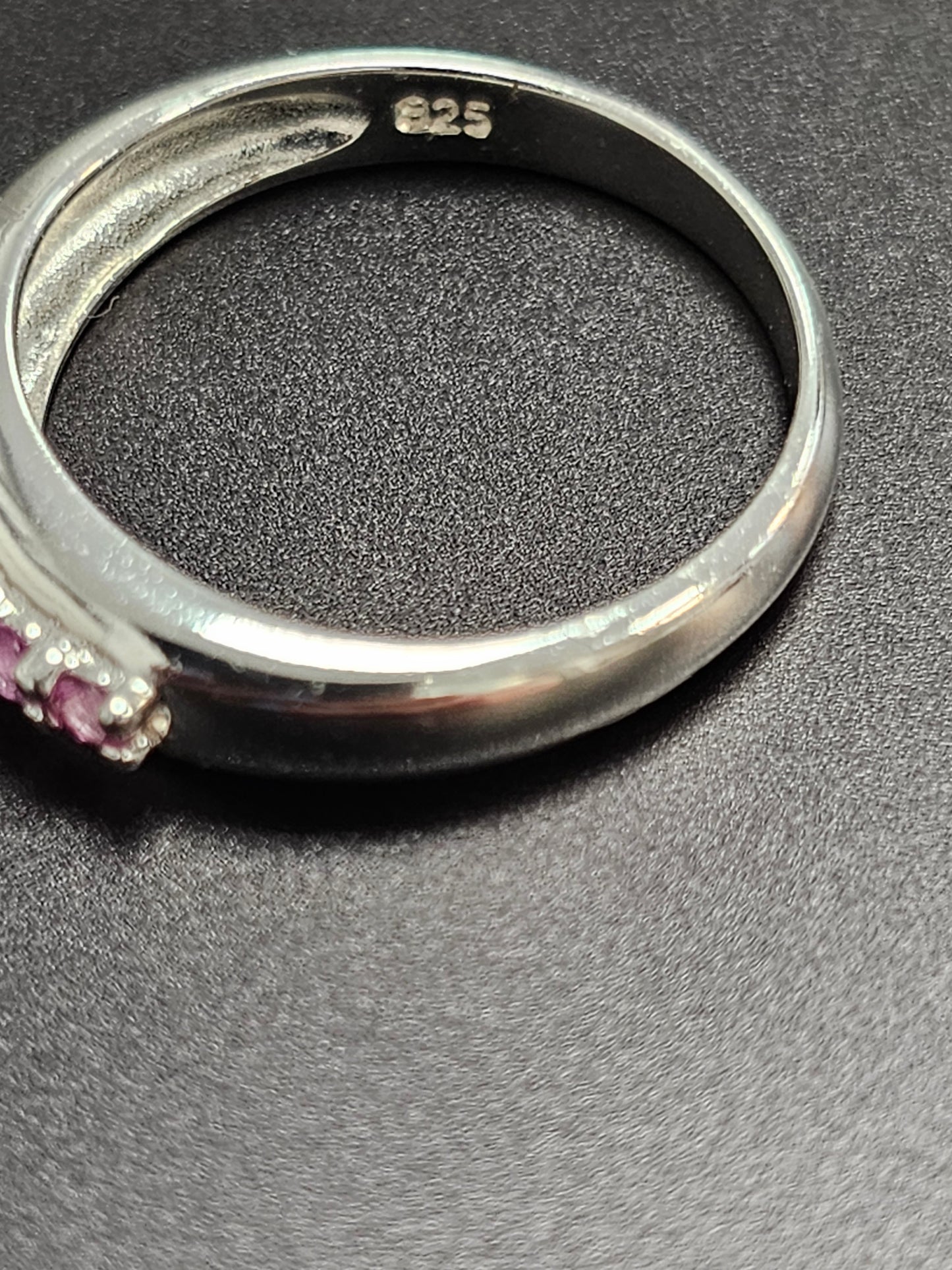 Schöner Ring aus 925er Silber mit hellrosa Steinen besetzt