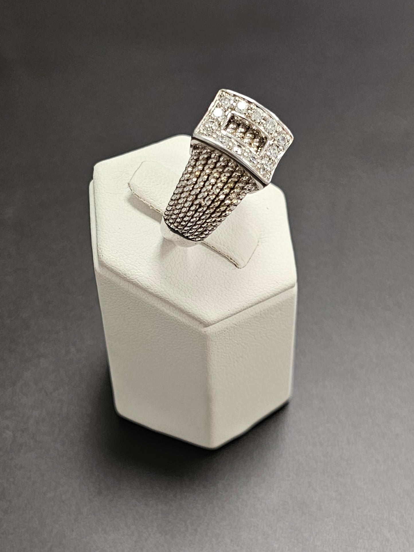 Schöner Ring aus 925er Silber mit transparenten Steinen besetzt