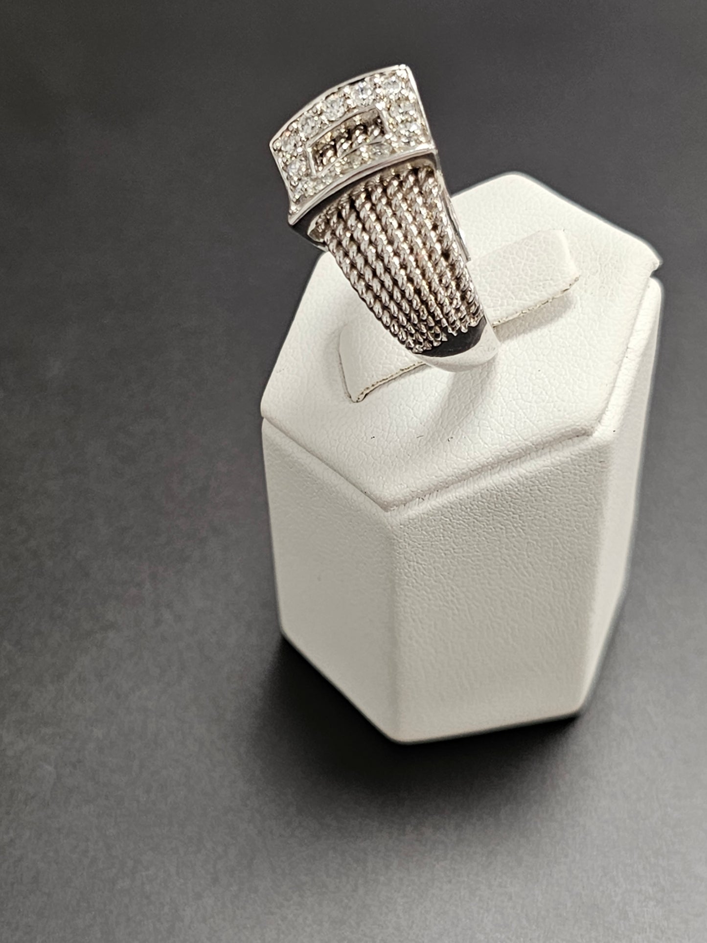 Schöner Ring aus 925er Silber mit transparenten Steinen besetzt