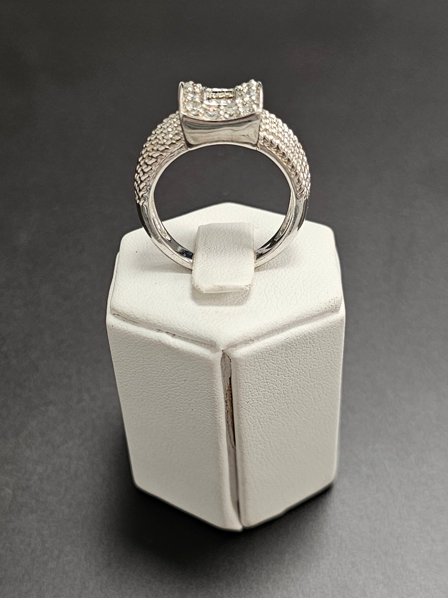 Schöner Ring aus 925er Silber mit transparenten Steinen besetzt