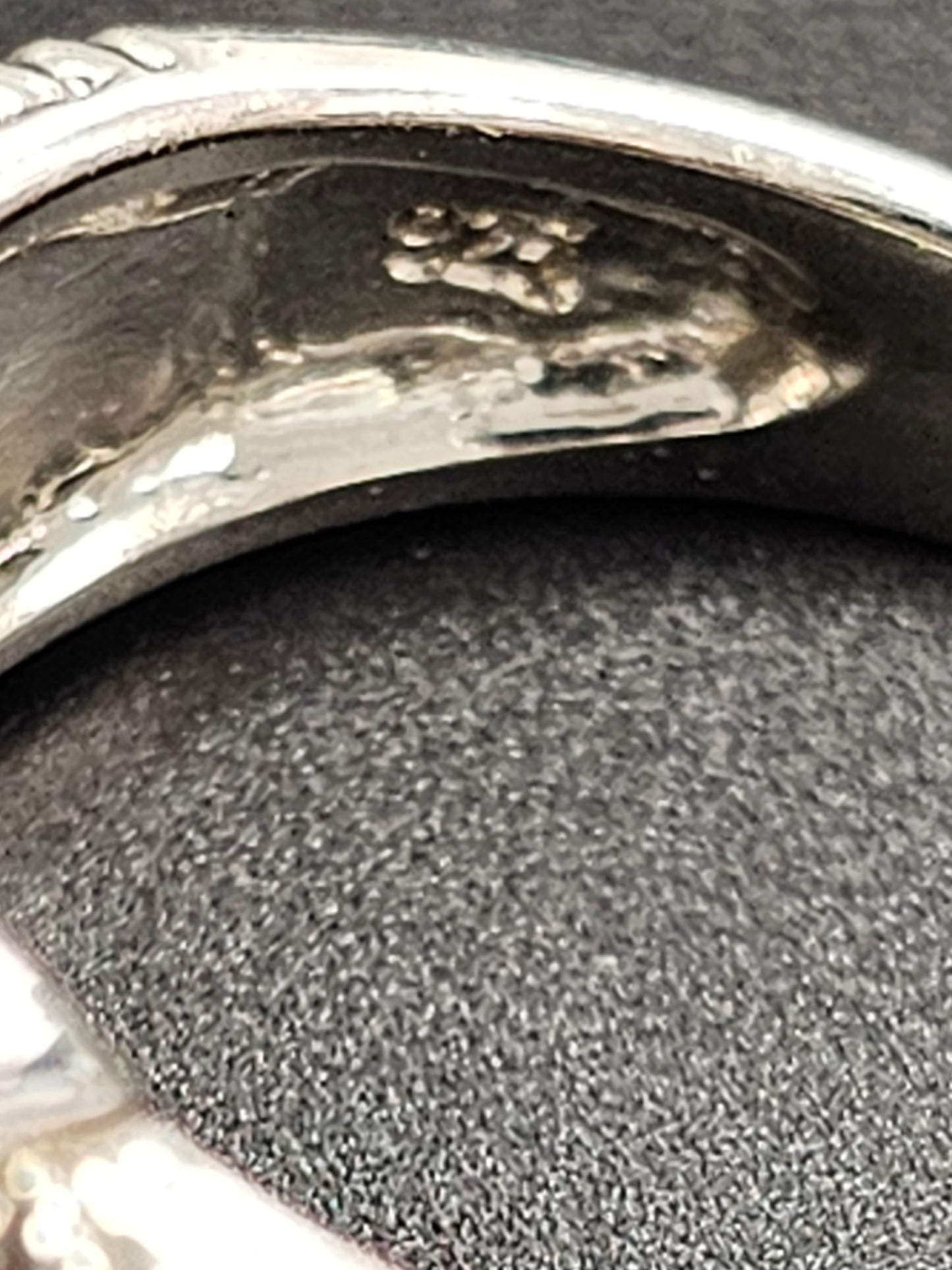 Schöner Ring aus 925er Silber mit transparenten Steinen besetzt
