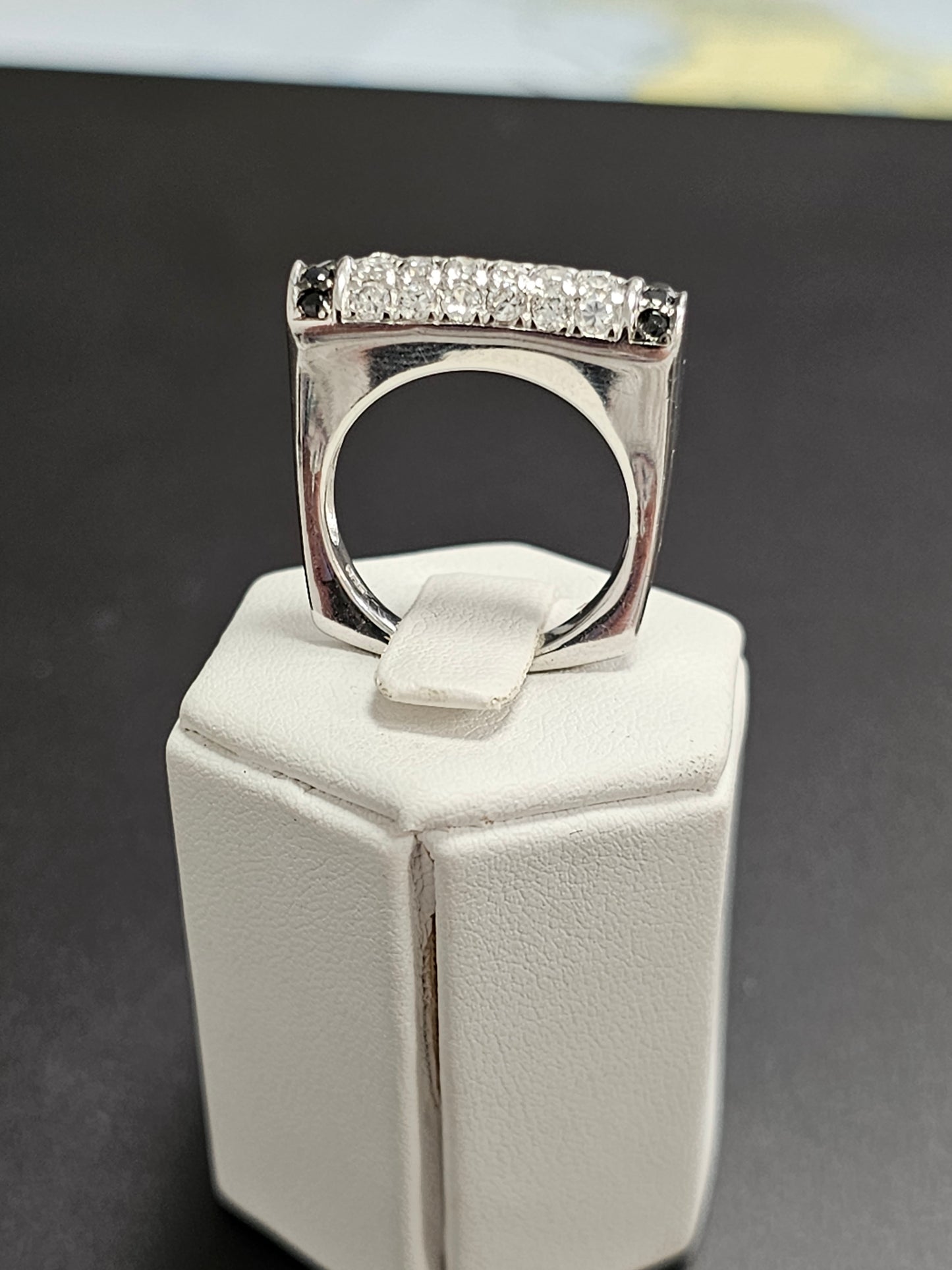 Schöner Ring aus 925er Silber mit transparenten und schwarzen Steinen besetzt