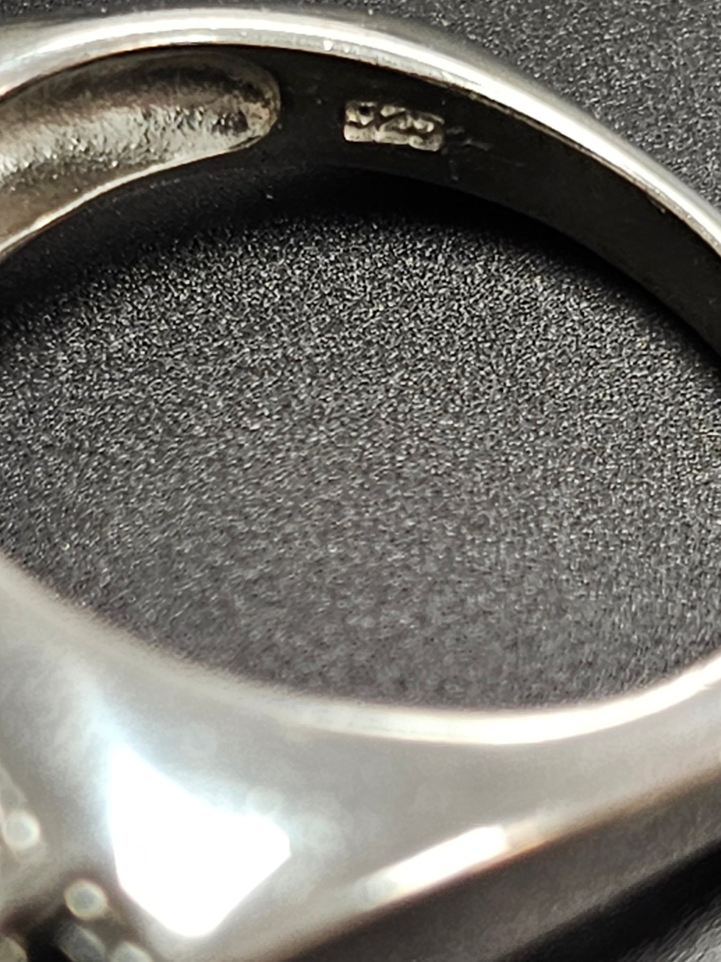 Schöner Ring aus 925er Silber mit transparenten und schwarzen Steinen besetzt