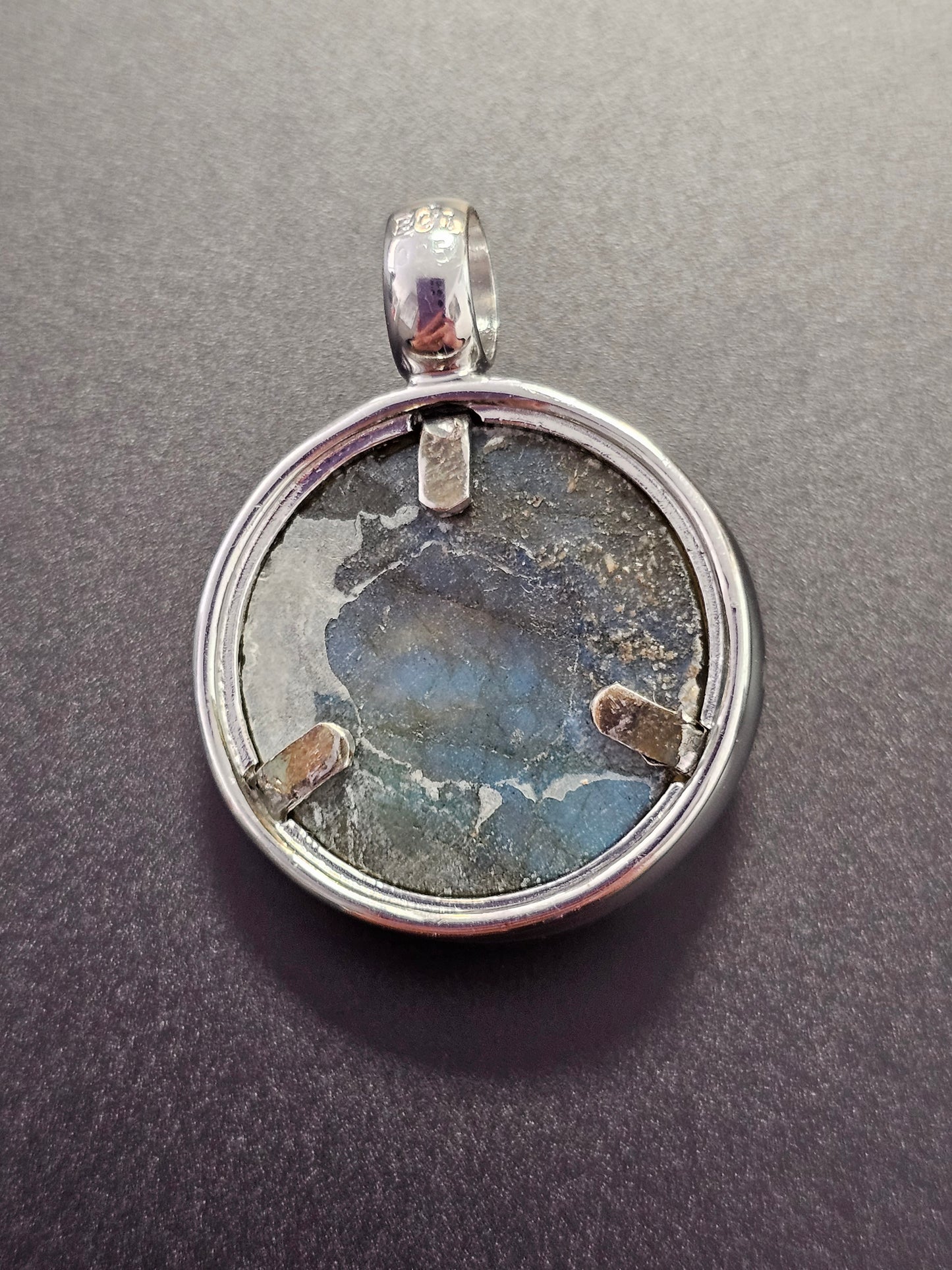 Schön verzierter Anhänger Silber 925 mit einem eingefassten Labradorit Edelstein