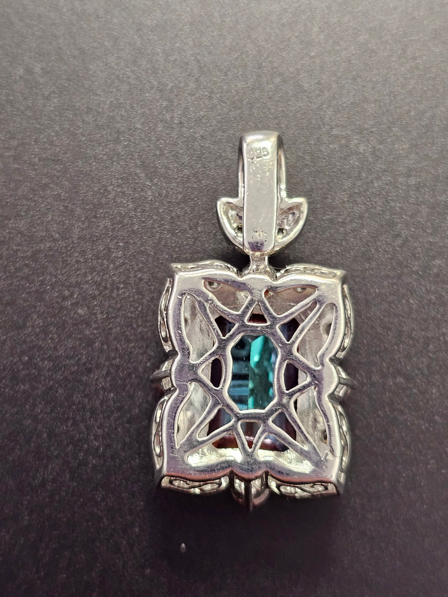 Schöner Anhänger Silber 925 mit einem eingefassten Mystic Fire Topas