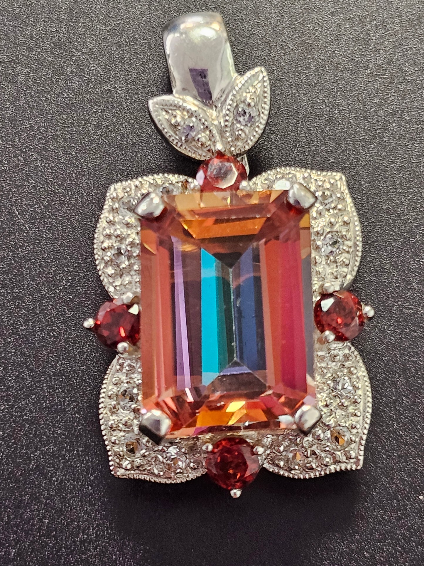 Schöner Anhänger Silber 925 mit einem eingefassten Mystic Fire Topas