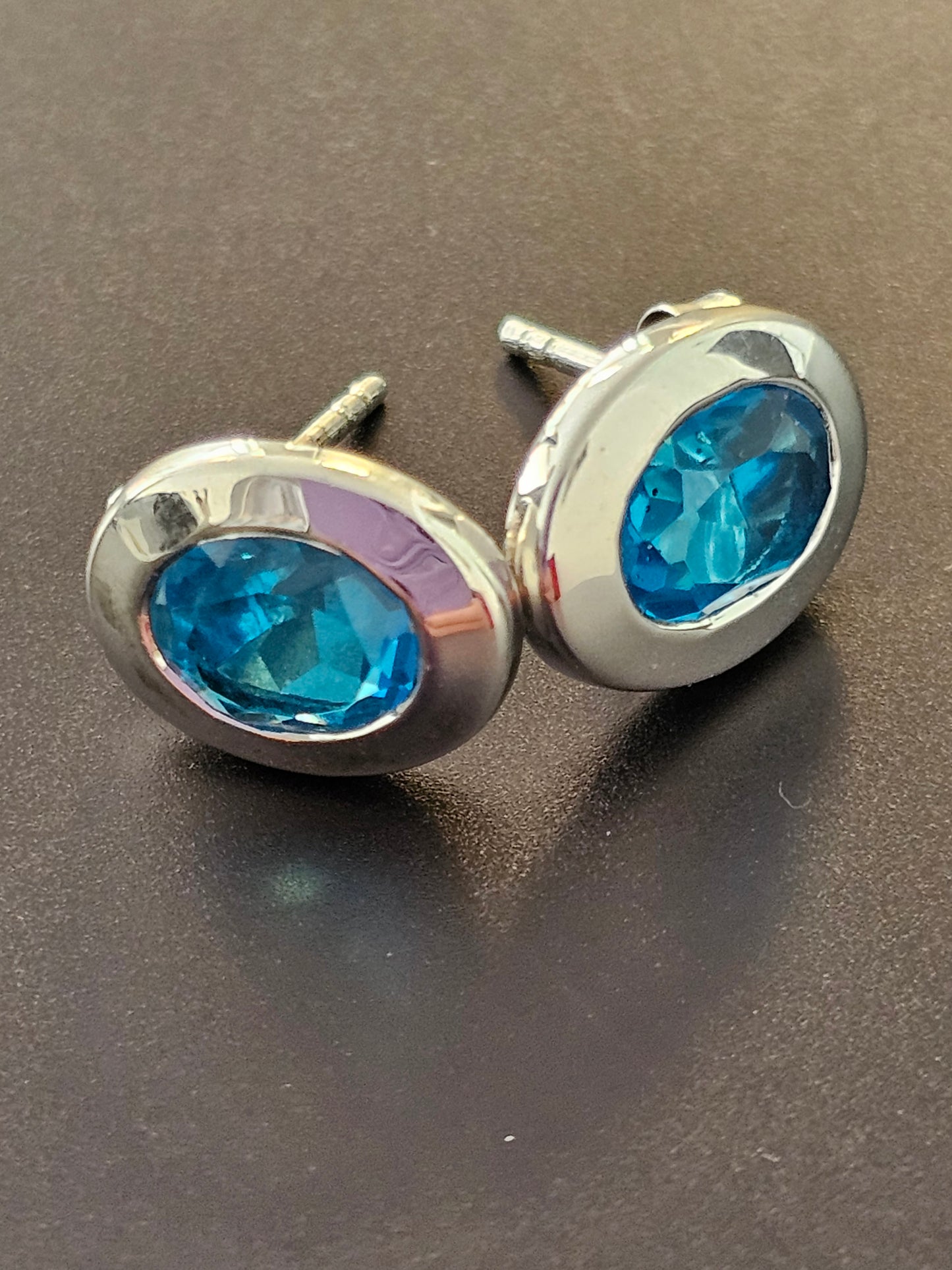 Schöne Ohrstecker aus 925er Silber mit Blautopas