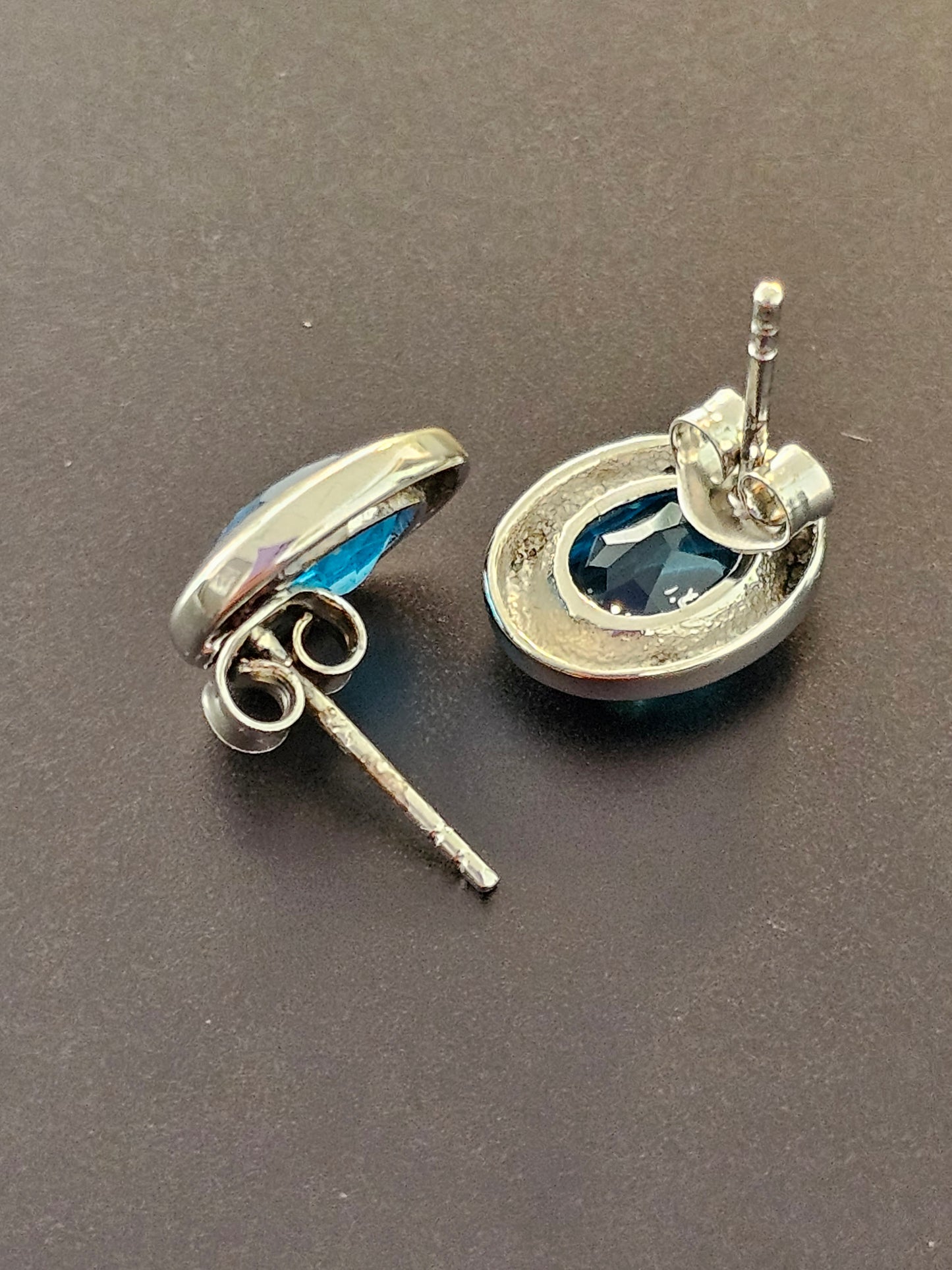 Schöne Ohrstecker aus 925er Silber mit Blautopas