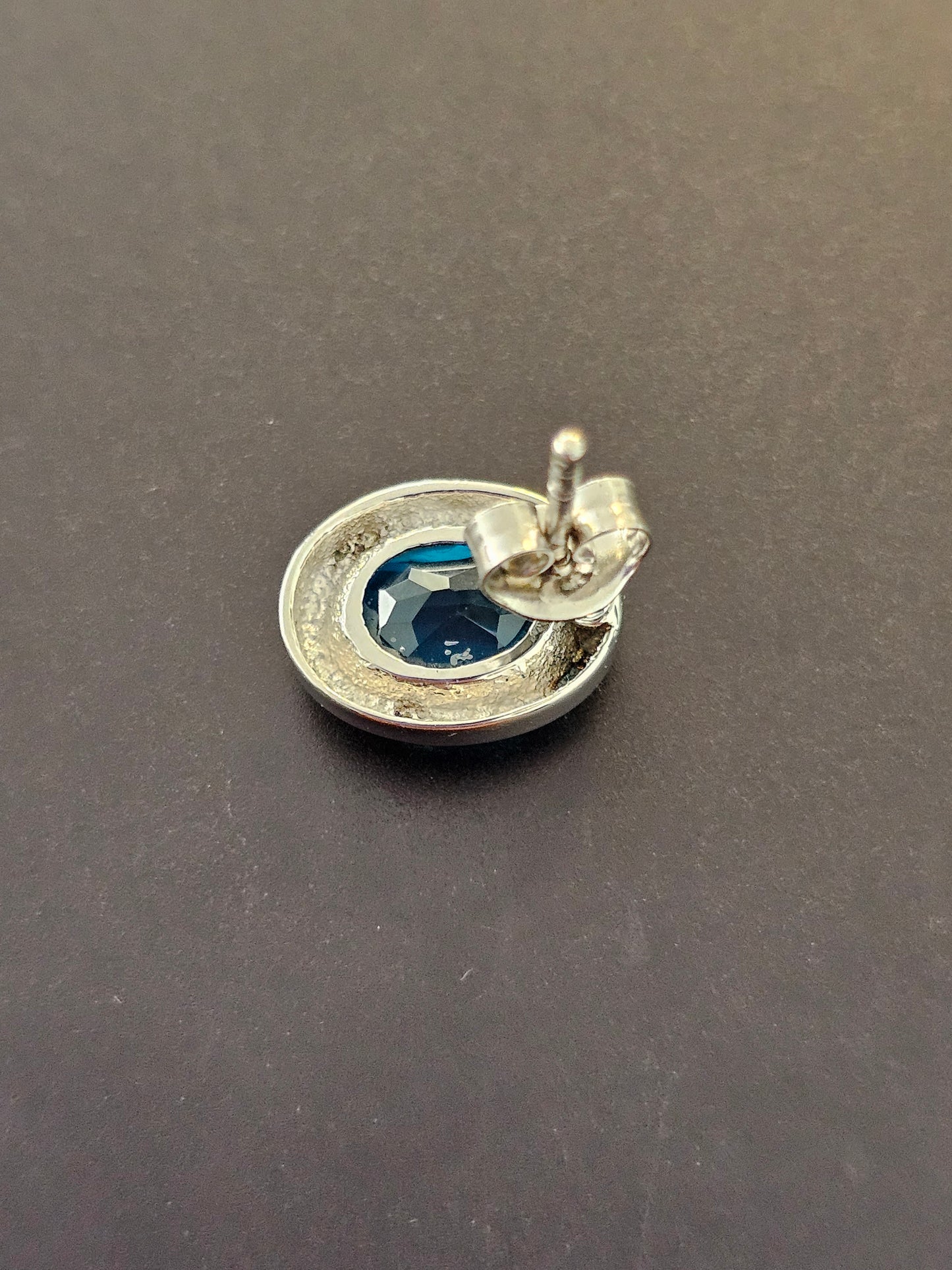 Schöne Ohrstecker aus 925er Silber mit Blautopas