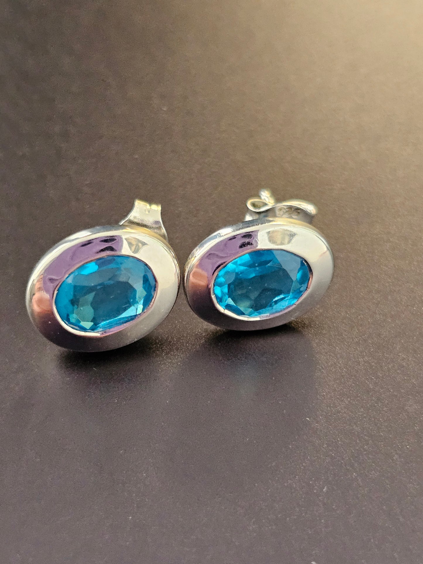 Schöne Ohrstecker aus 925er Silber mit Blautopas