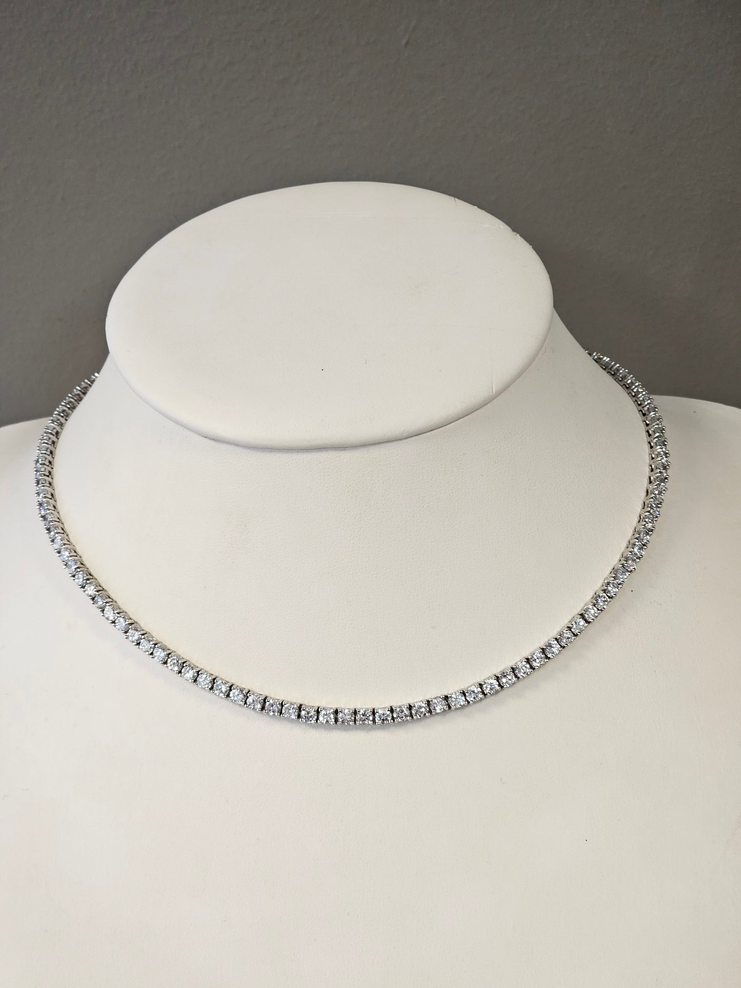 Schöne Halskette aus 925er Silber mit kleinen Zirkonia verziert