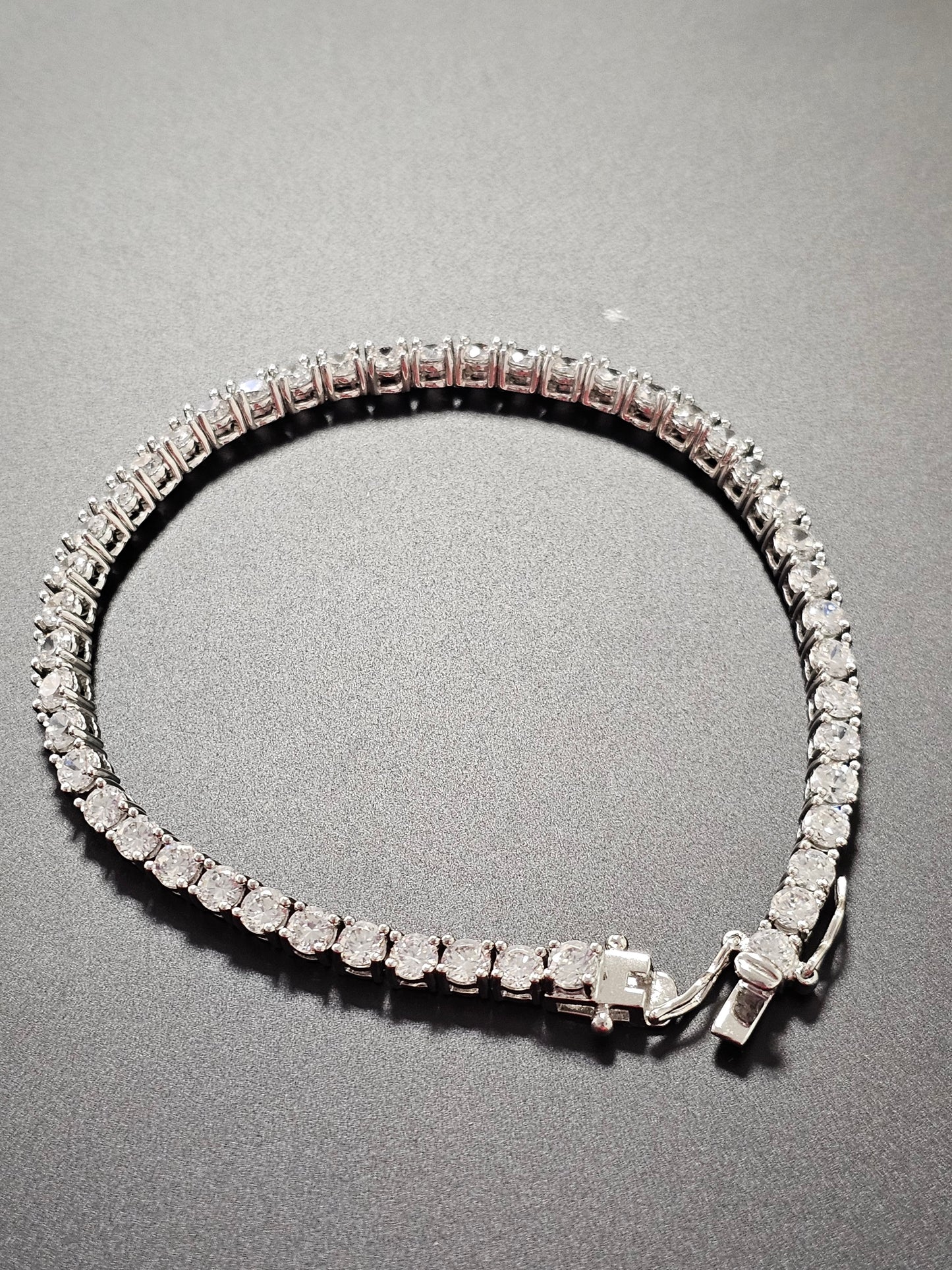 Schönes Armband aus 925er Silber mit kleinen Zirkonia verziert