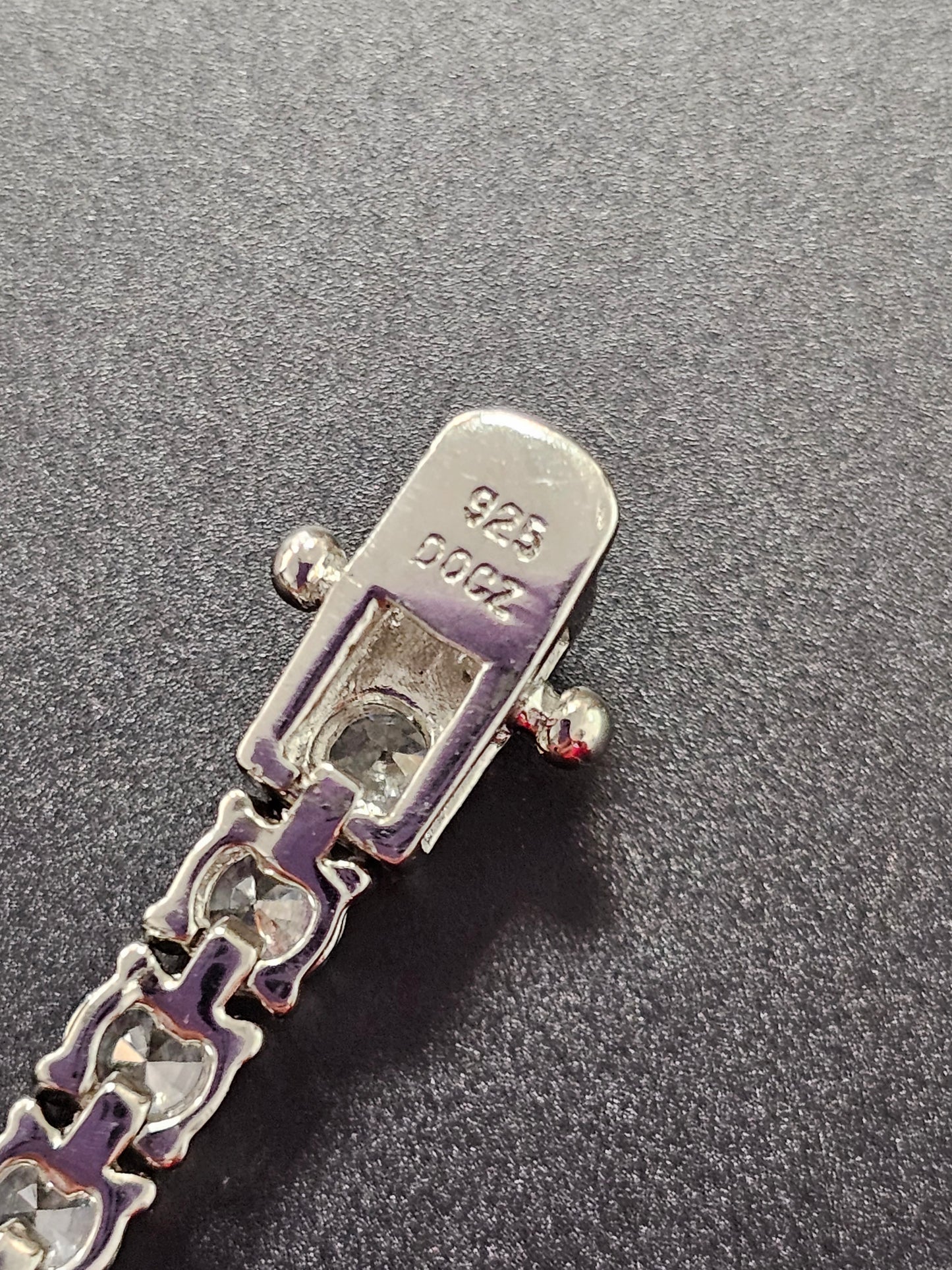 Schönes Armband aus 925er Silber mit kleinen Zirkonia verziert