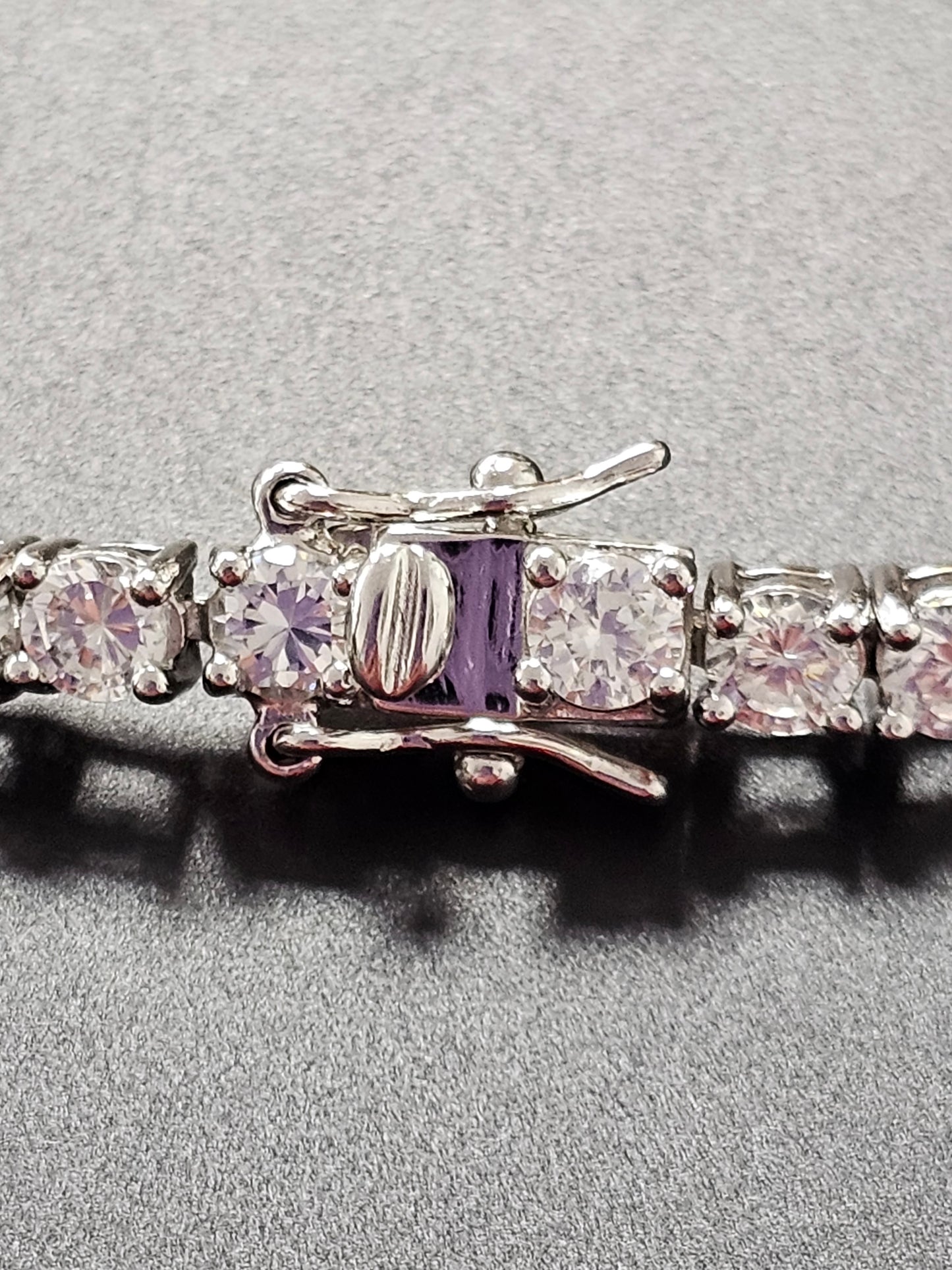 Schönes Armband aus 925er Silber mit kleinen Zirkonia verziert