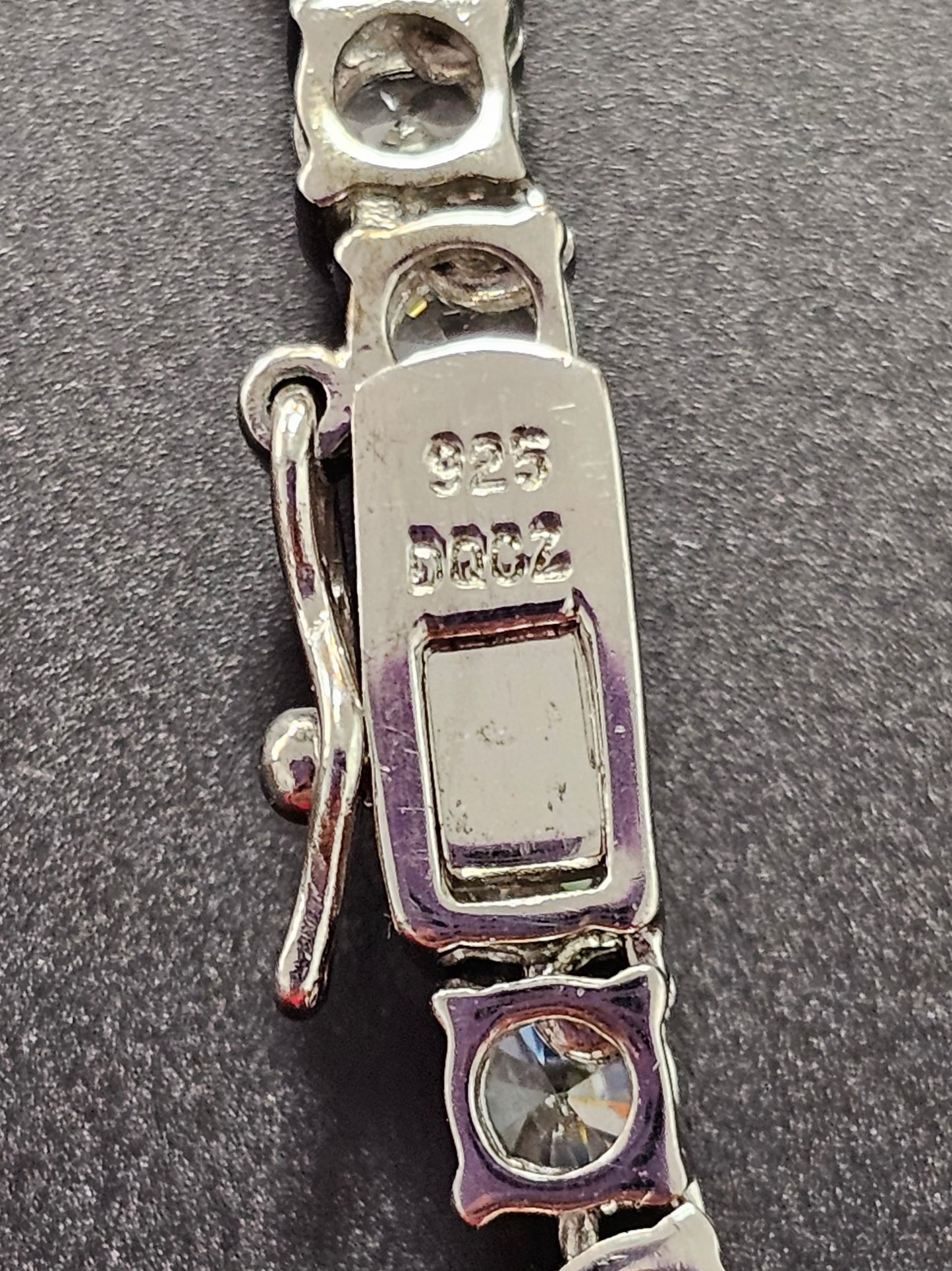 Schöne Halskette aus 925er Silber mit kleinen Zirkonia verziert