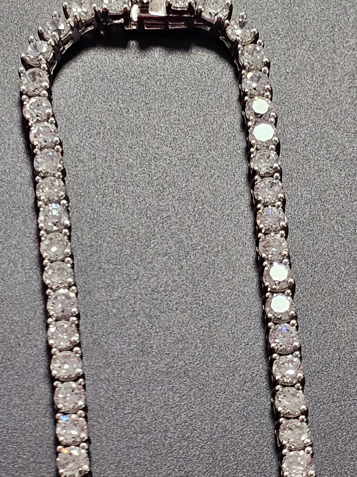 Schöne Halskette aus 925er Silber mit kleinen Zirkonia verziert