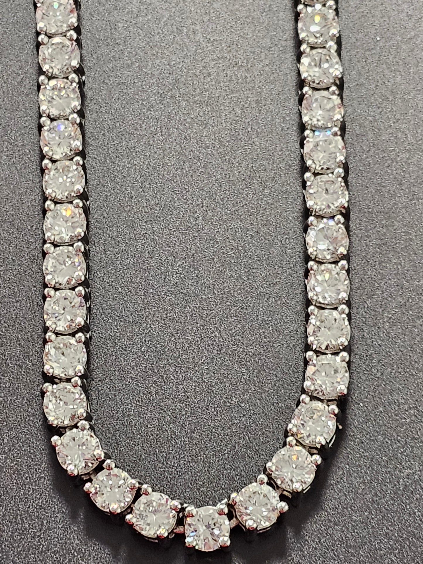 Schöne Halskette aus 925er Silber mit kleinen Zirkonia verziert