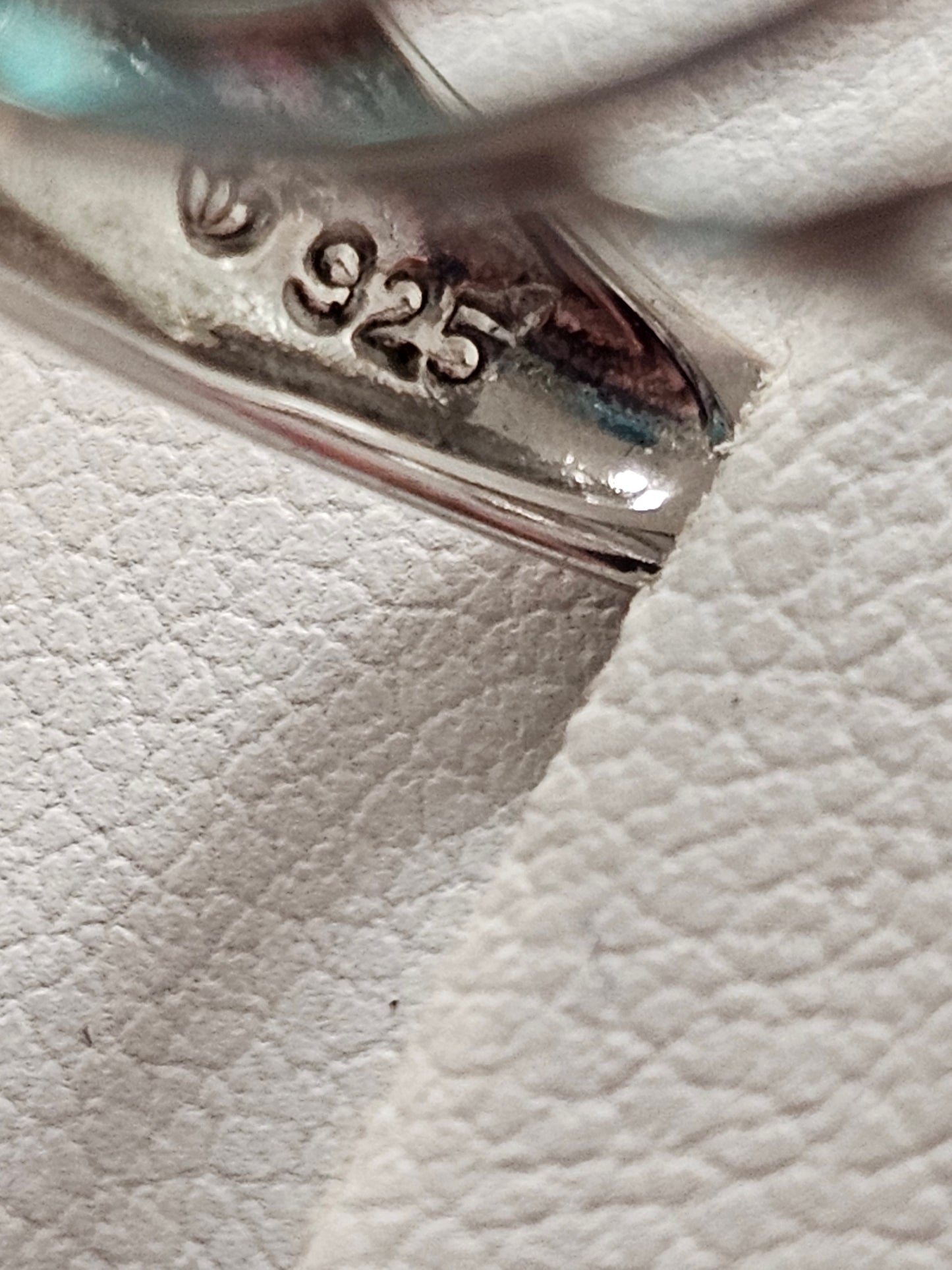 Sehr schöner Ring aus 925er Silber mit hellblauem ovalem Stein