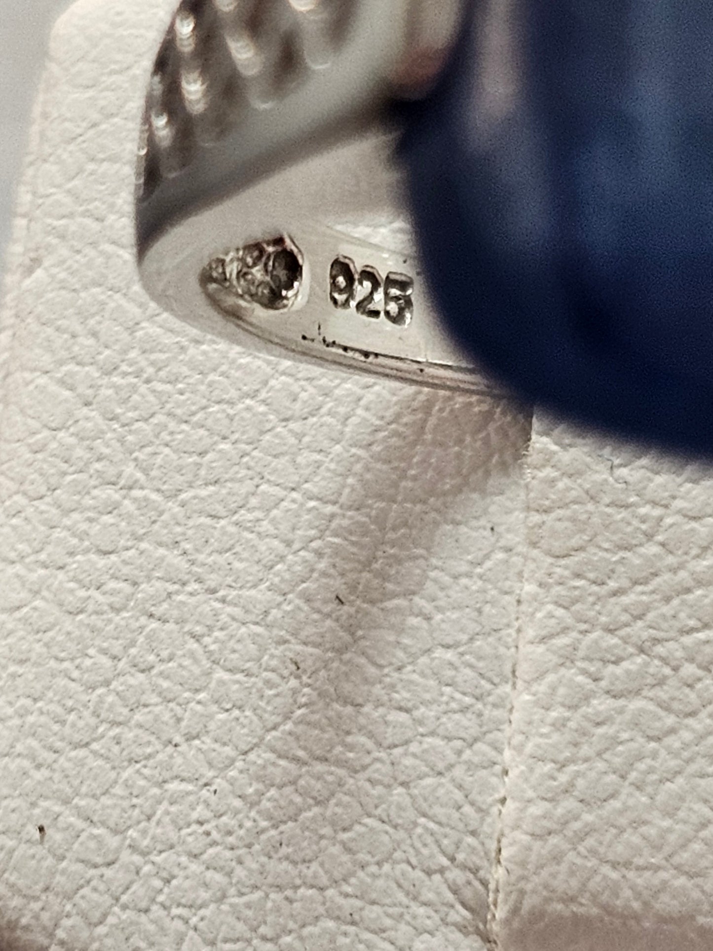 Sehr schöner Ring aus 925er Silber mit blauem Stein besetzt