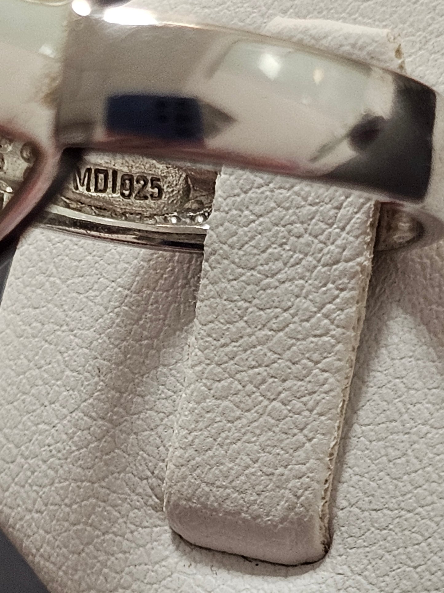 Sehr schöner Ring aus 925er Silber mit orangefarbenem Stein