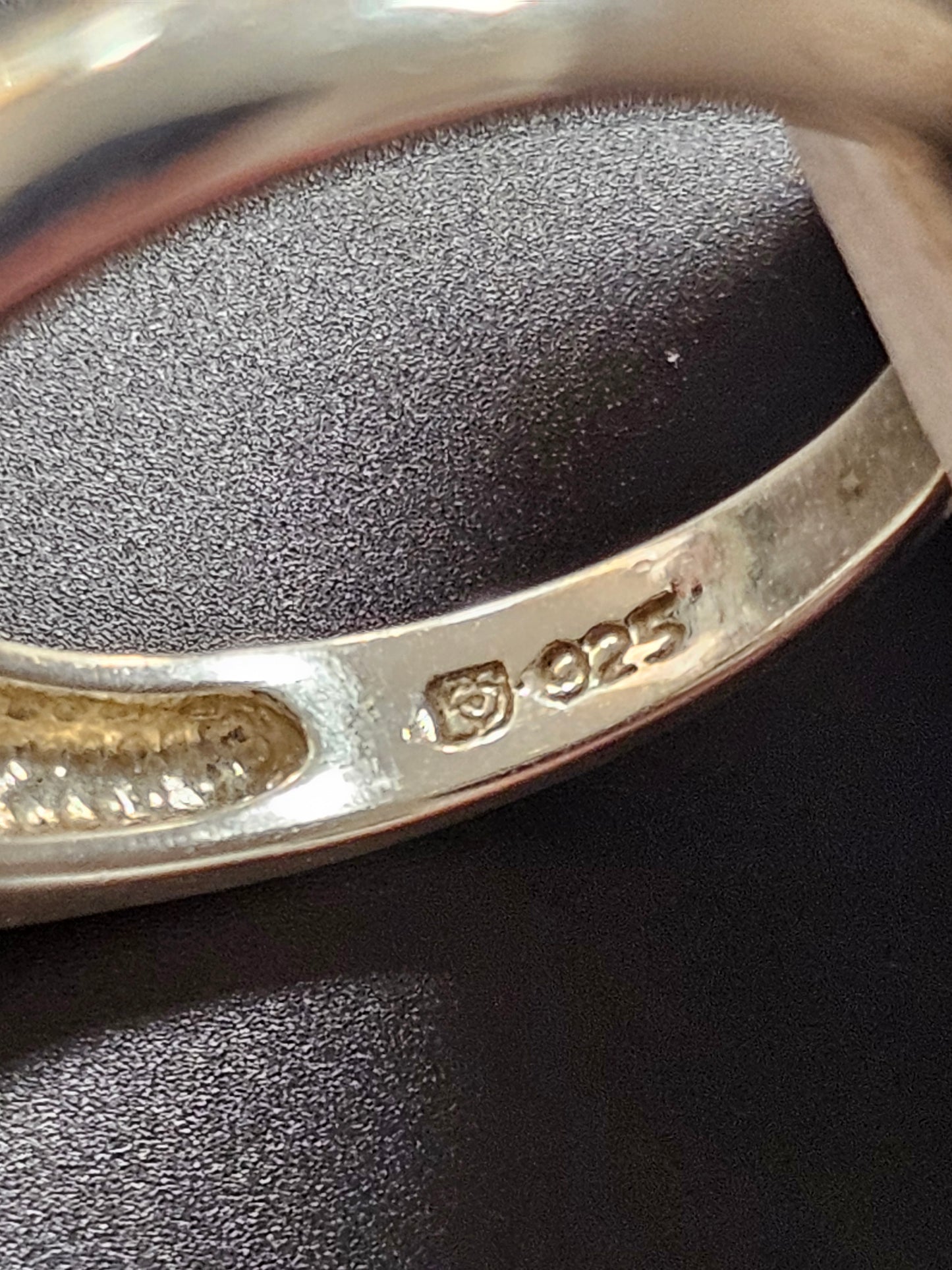 Sehr schöner Ring aus 925er Silber mit rosafarbenem Stein besetzt