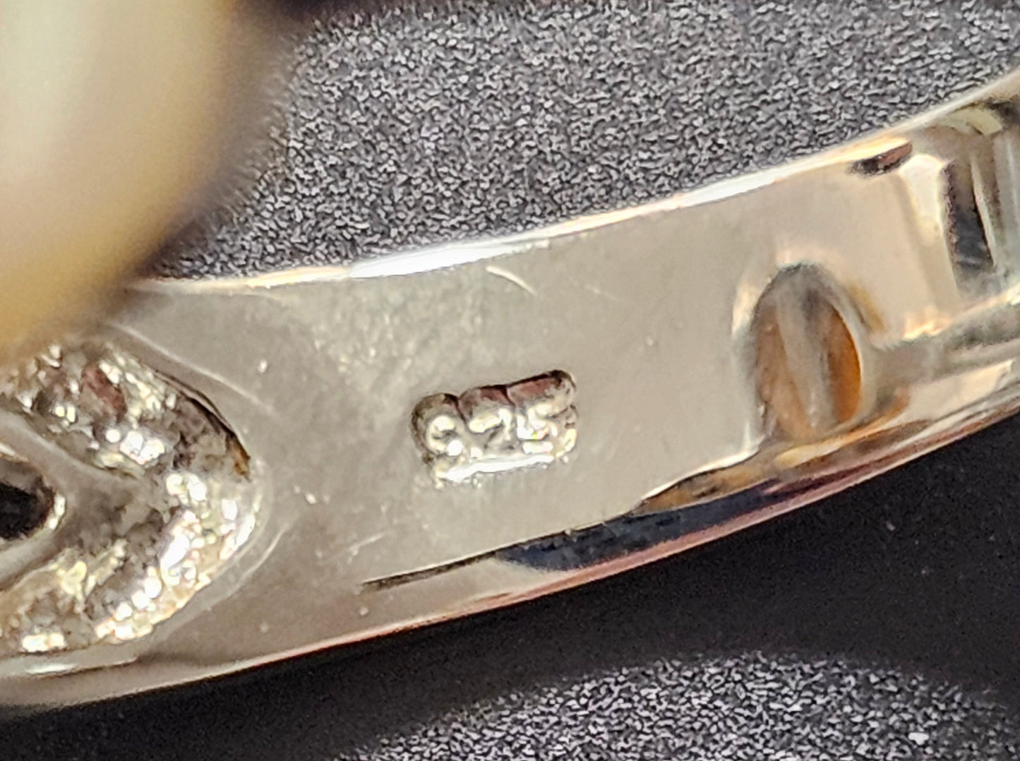 Ring aus 925er Silber mit champagner- und zartroséfarbenen Perlen besetzt