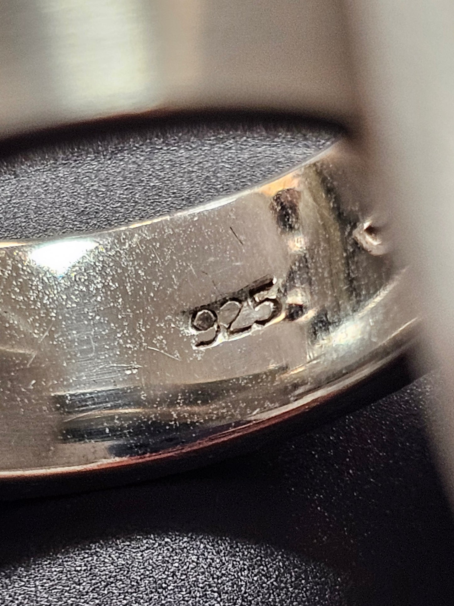 Ring aus 925er Silber mit transparenten geschliffenen Glasstein besetzt
