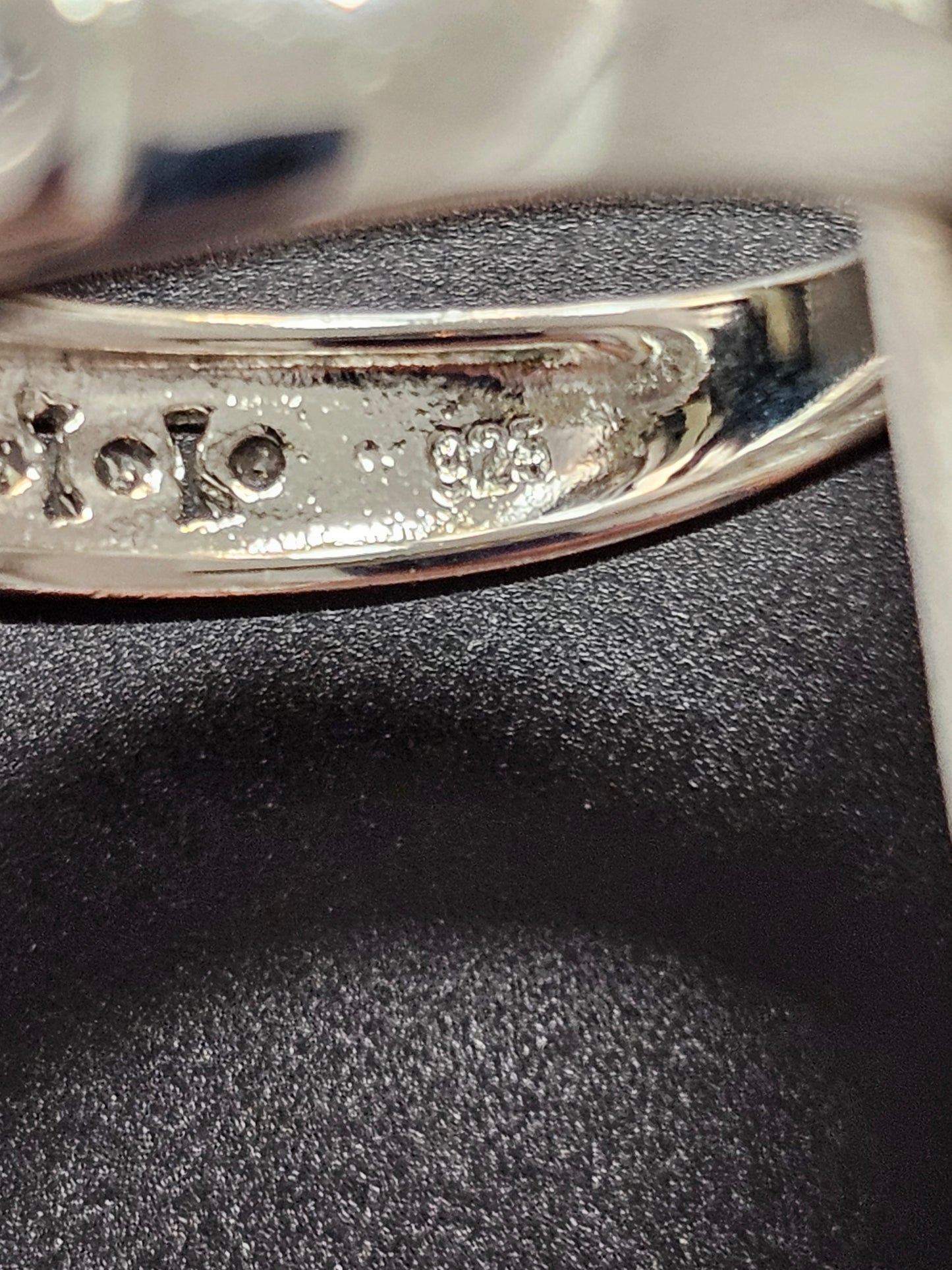 Ring aus 925er Silber mit 13 transparenten Steinen besetzt