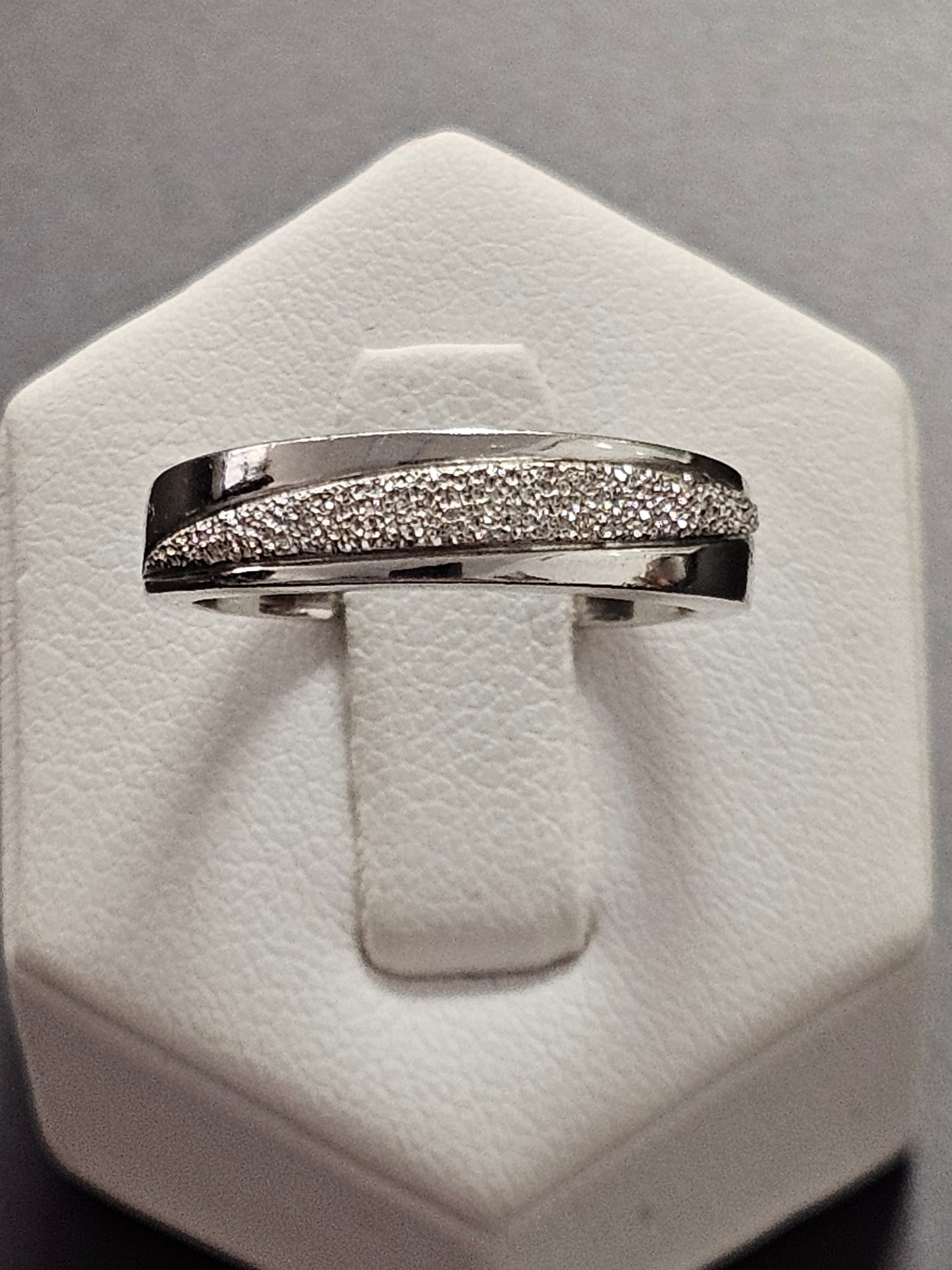 Ring aus 925er Silber mit teilweise diamantierter Oberfläche
