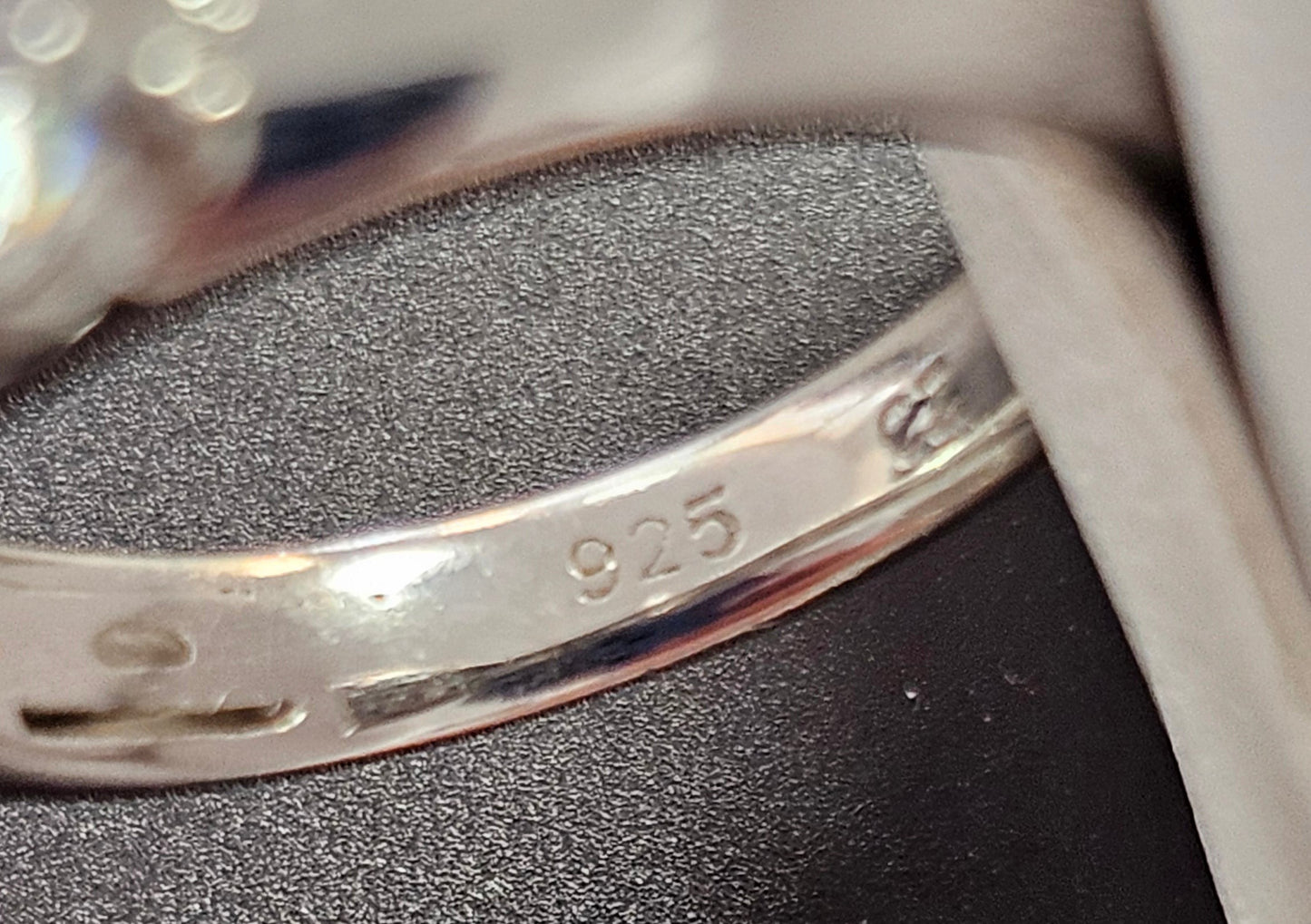 Ring aus 925er Silber mit einem in Brilliant-Schliff besetzten Zirkonia