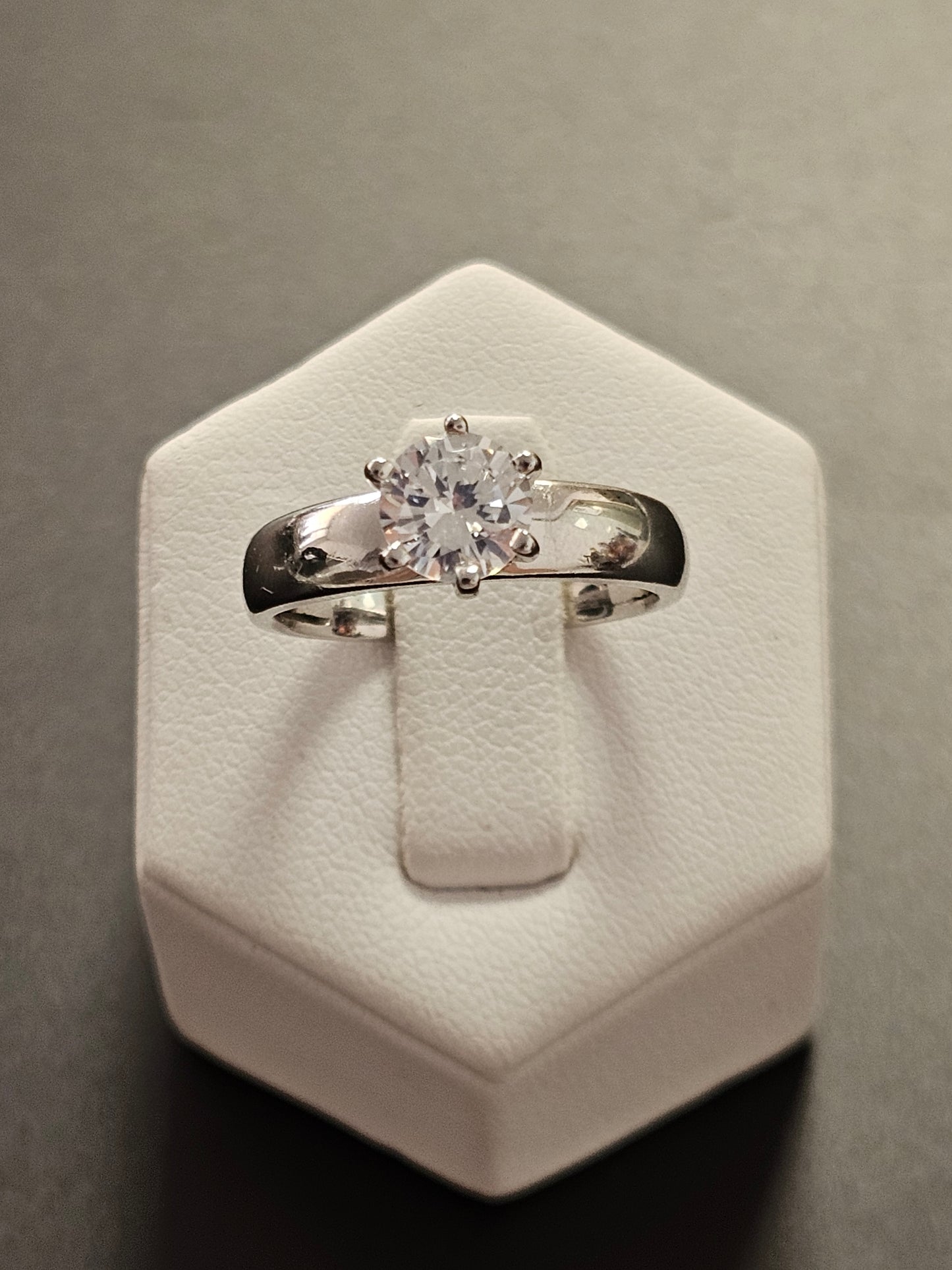 Ring aus 925er Silber mit einem in Brilliant-Schliff besetzten Zirkonia