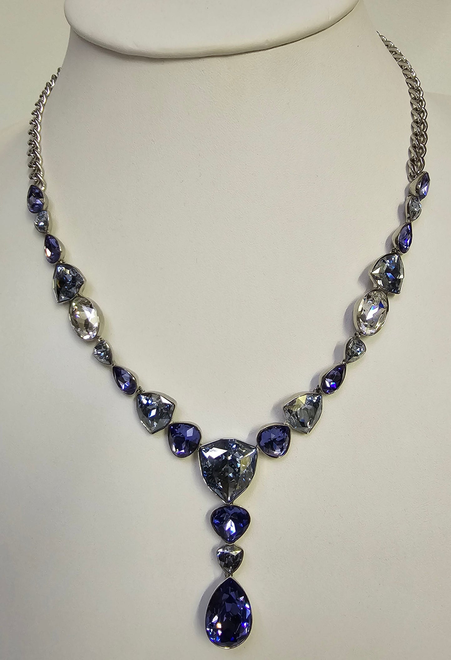 Swarovski Kette mit lila und glasklaren Swarovski Kristallen bestückt