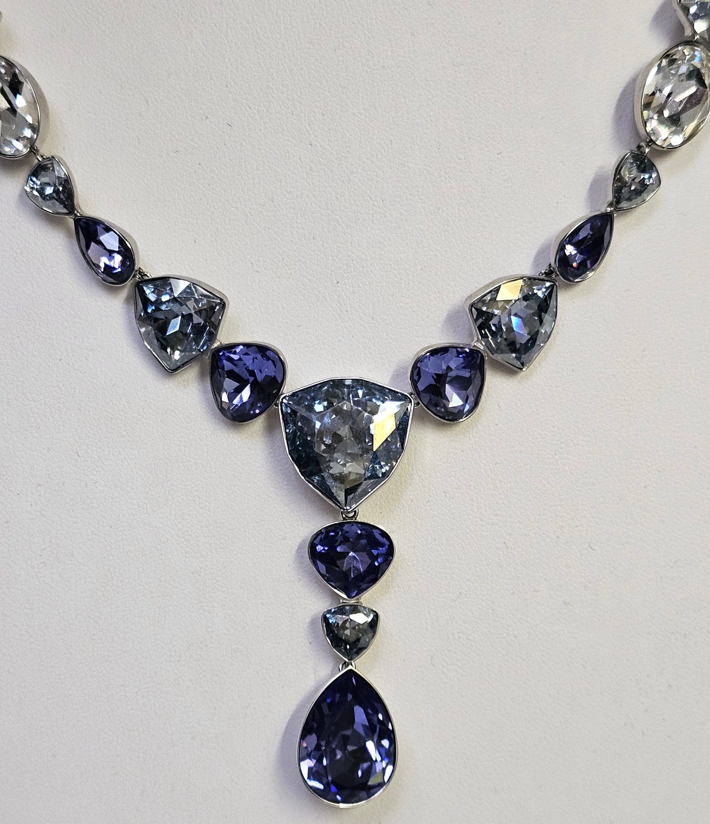 Swarovski Kette mit lila und glasklaren Swarovski Kristallen bestückt