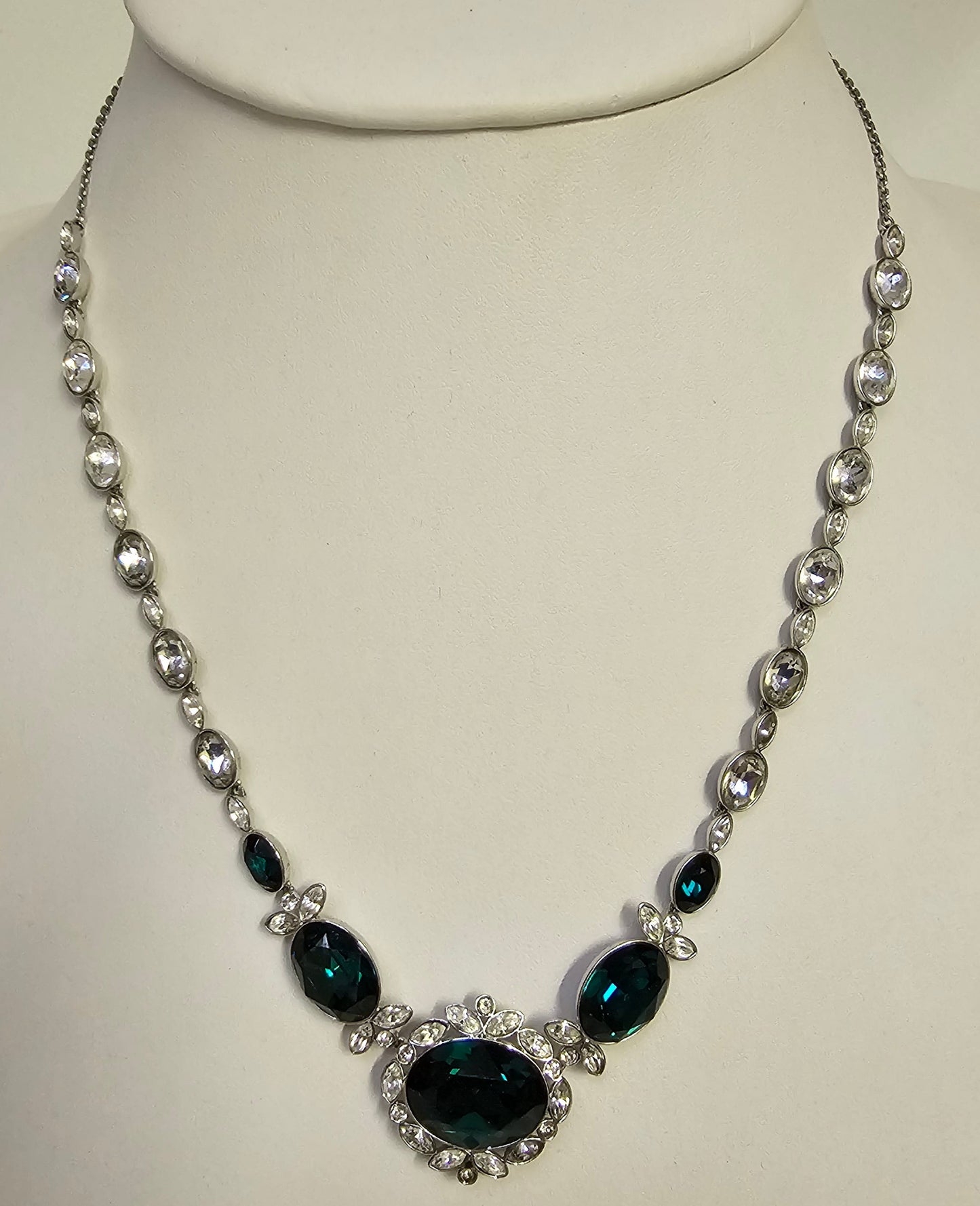 Swarovski Kette mit grünen und glasklaren Swarovski Kristallen bestückt