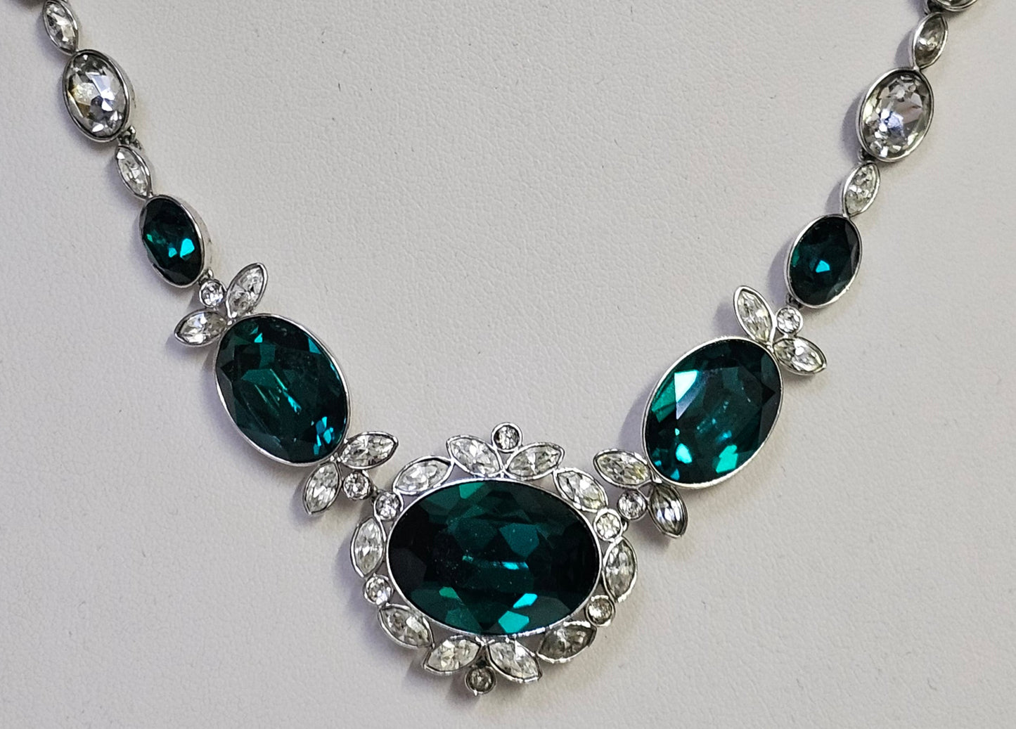 Swarovski Kette mit grünen und glasklaren Swarovski Kristallen bestückt