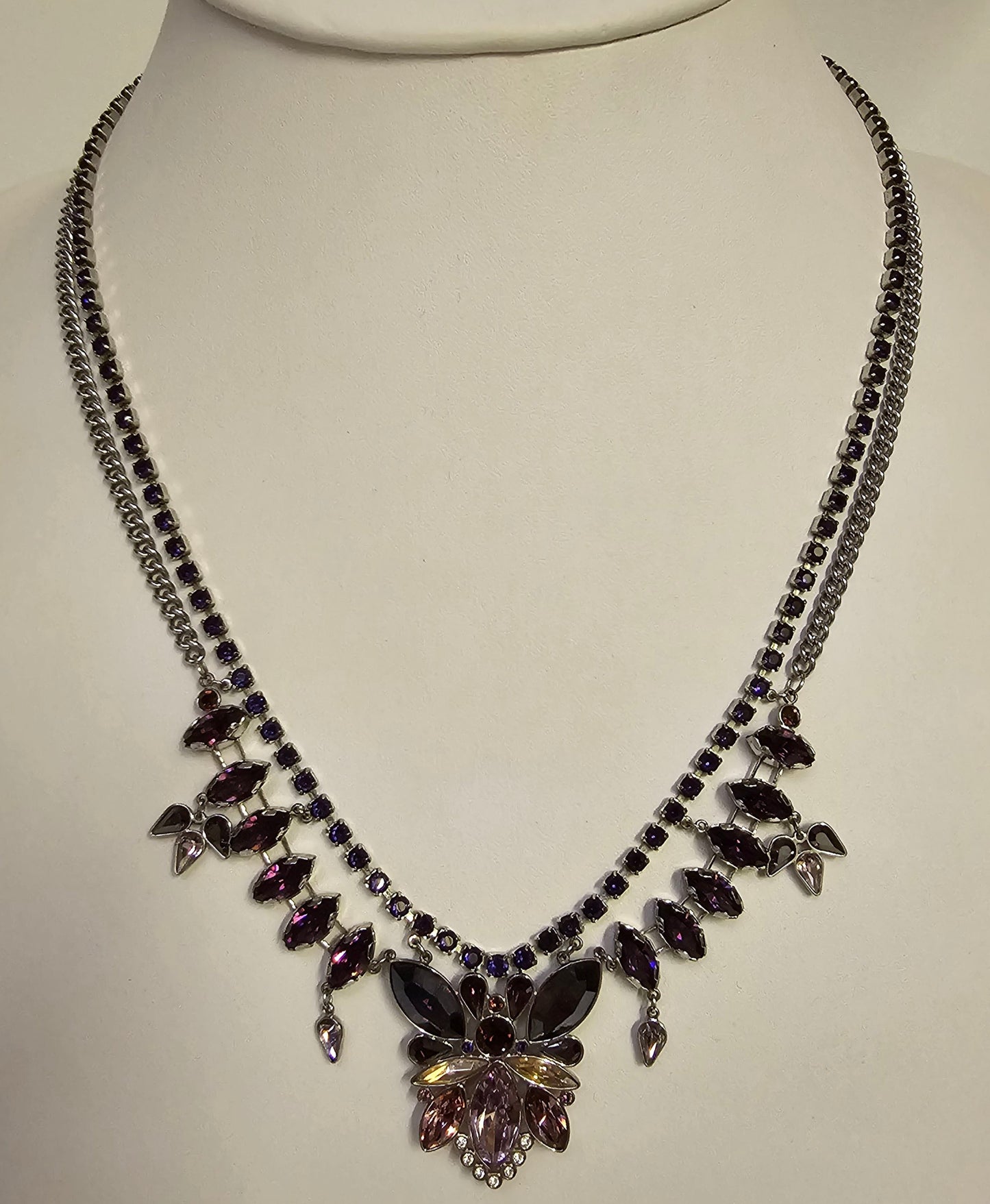 Swarovski Kette mit bunten Swarovski Kristallen in Schmetterlingsform bestückt