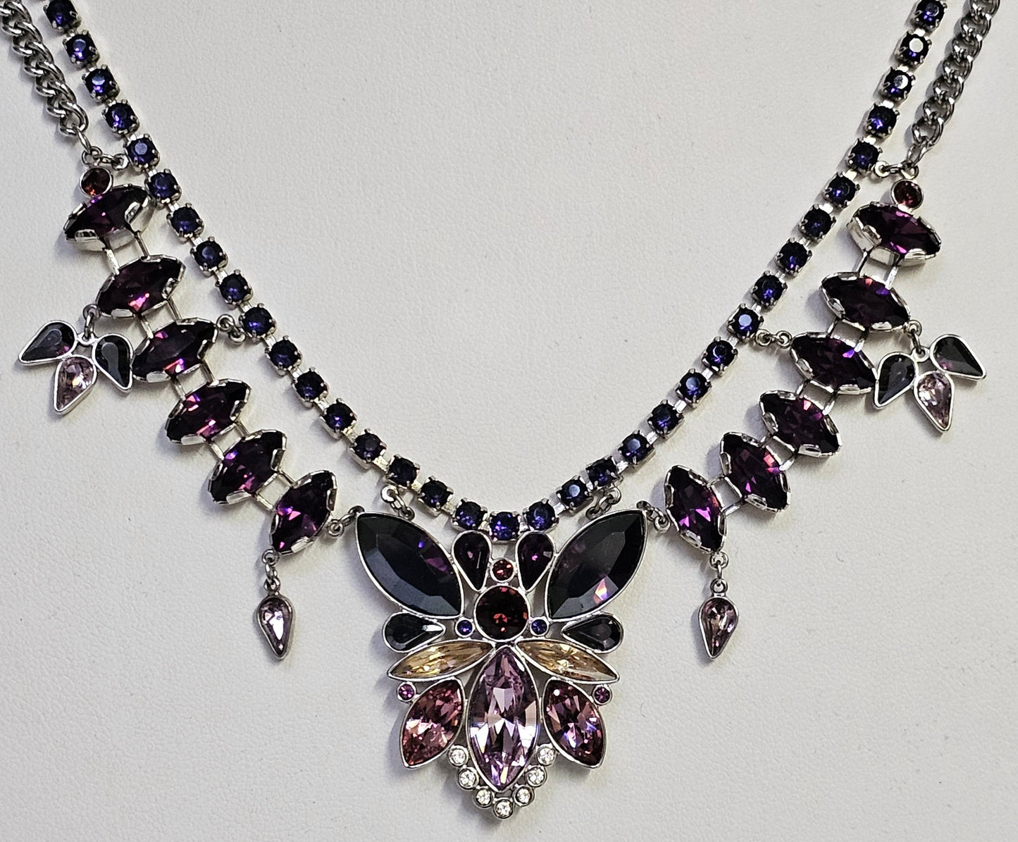 Swarovski Kette mit bunten Swarovski Kristallen in Schmetterlingsform bestückt
