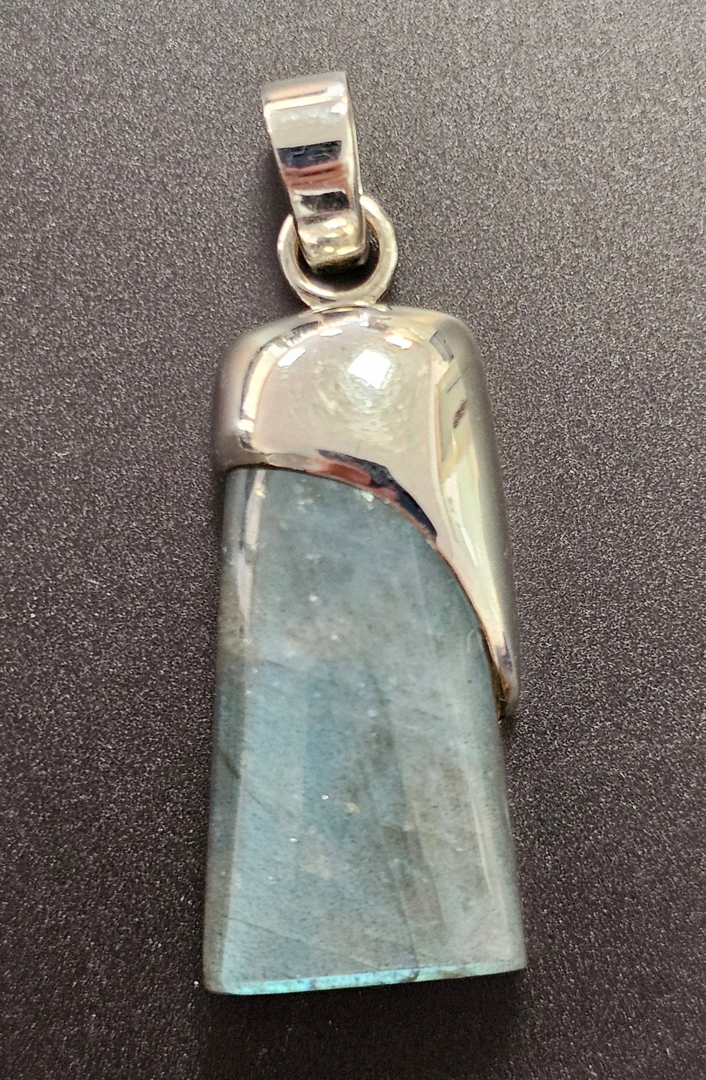 Schön verzierter Anhänger Silber 925 mit einem eingefassten Labradorit Edelstein